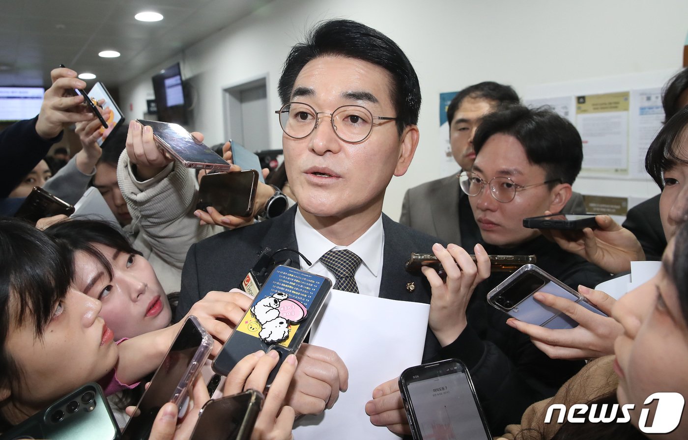 본문 이미지 - 박용진 더불어민주당 의원이 20일 오전 서울 여의도 국회 소통관에서 긴급 기자회견을 마치고 이동하며 취재진의 질문에 답하고 있다. 이날 박 의원은 현역 의원 하위 10%에 속했다는 통보를 받았다면서 “오늘의 이 과하지욕을 견디고 반드시 살아남겠다”고 밝혔다. 2024.2.20/뉴스1 ⓒ News1 임세영 기자