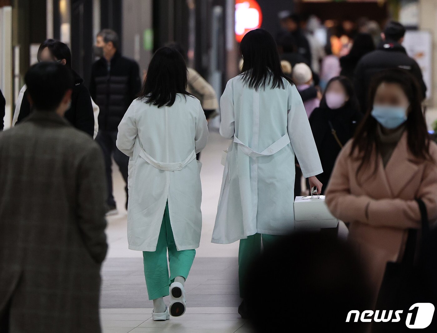 본문 이미지 - 서울 종로구 서울대병원에서 의료진들이 이동하는 모습  ⓒ 뉴스1 김진환 기자
