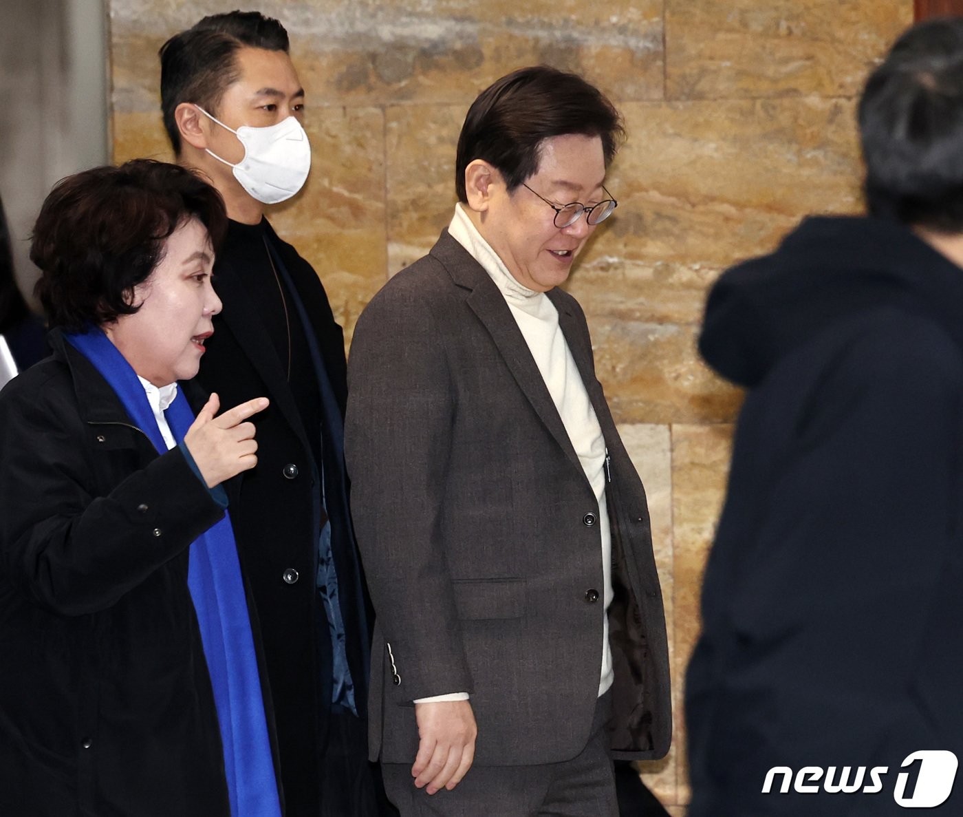 본문 이미지 - 이재명 더불어민주당 대표가 20일 오전 서울 여의도 국회에서 정춘숙 의원과 대화하며 본회의에 참석하고 있다. 2024.2.20/뉴스1 ⓒ News1 구윤성 기자