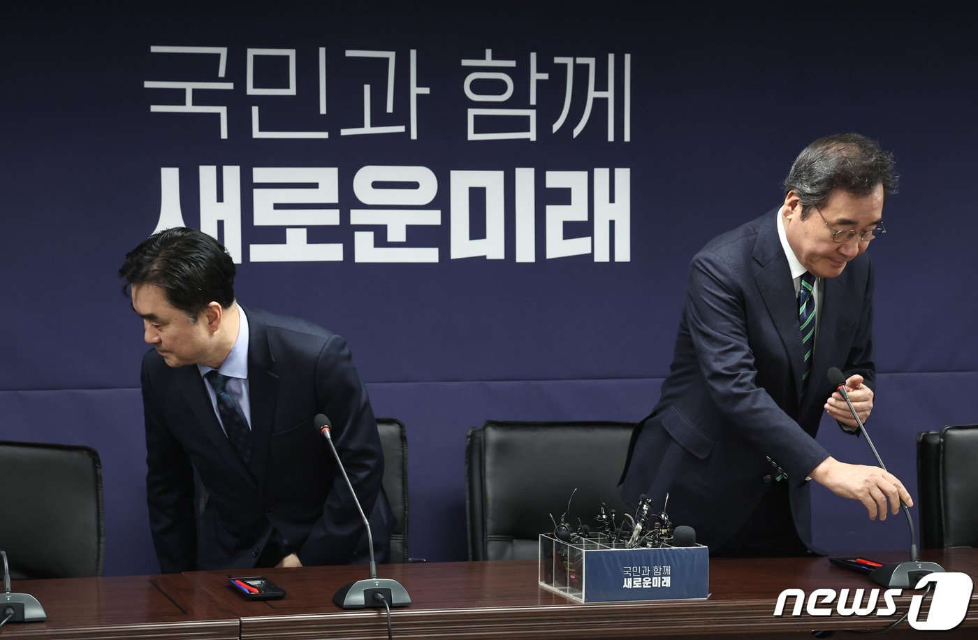 본문 이미지 - 새로운미래 이낙연(오른쪽), 김종민 공동대표가 20일 오전 서울 여의도 당사에서 열린 개혁신당과의 결별 관련 입장 발표 기자회견에 참석하고 있다. 2024.2.20/뉴스1 ⓒ News1 구윤성 기자
