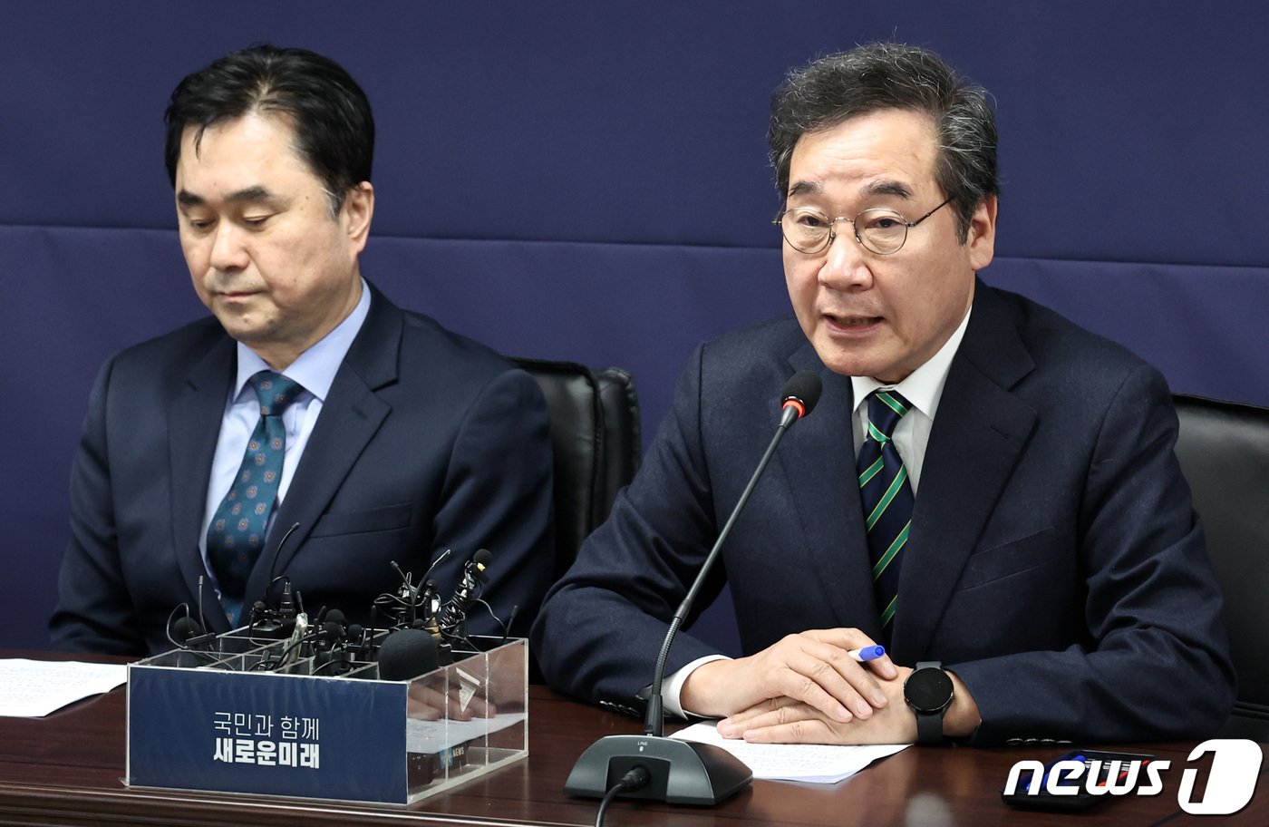본문 이미지 - 새로운미래 이낙연(오른쪽), 김종민 공동대표가 20일 오전 서울 여의도 당사에서 기자회견을 열고, 개혁신당과의 결별 관련 입장을 밝히고 있다. 2024.2.20/뉴스1 ⓒ News1 구윤성 기자