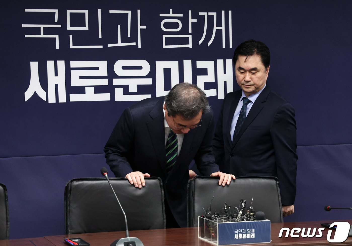 본문 이미지 - 새로운미래 이낙연(왼쪽), 김종민 공동대표가 20일 오전 서울 여의도 당사에서 열린 개혁신당과의 결별 관련 입장 발표 기자회견에 참석하며 인사하고 있다. 2024.2.20 ⓒ News1 구윤성 기자