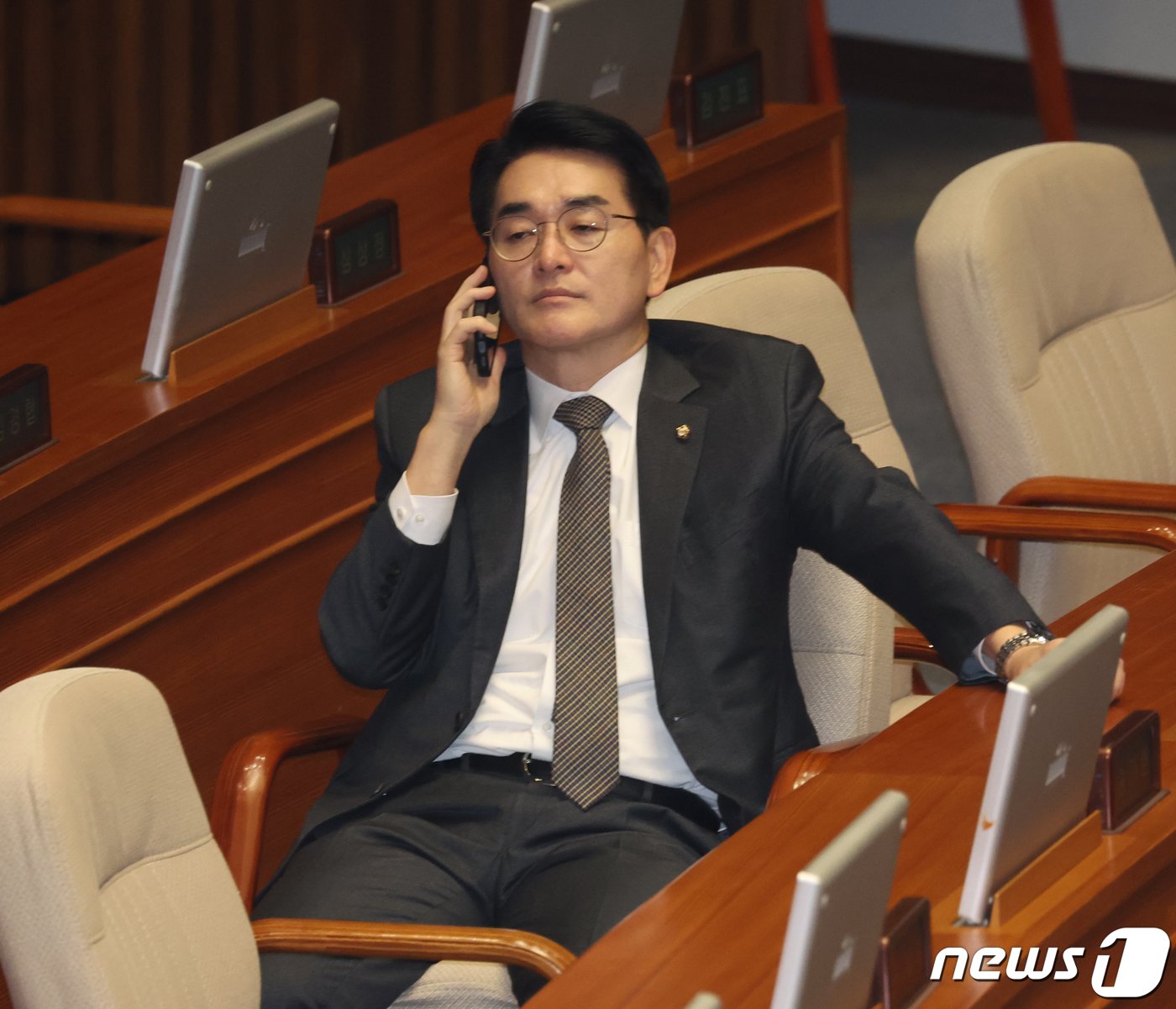본문 이미지 - 박용진 더불어민주당 의원이 20일 서울 여의도 국회 본회의장에서 열린 제413회 국회(임시회) 제2차 본회의에서 통화를 하고 있다. 2024.2.20/뉴스1 ⓒ News1 송원영 기자