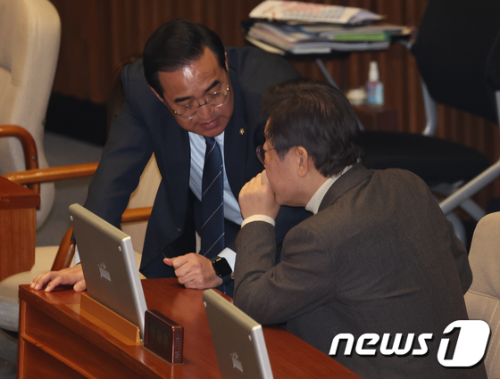 이재명 대표, 박홍근 민주개혁진보연합추진단장과 논의