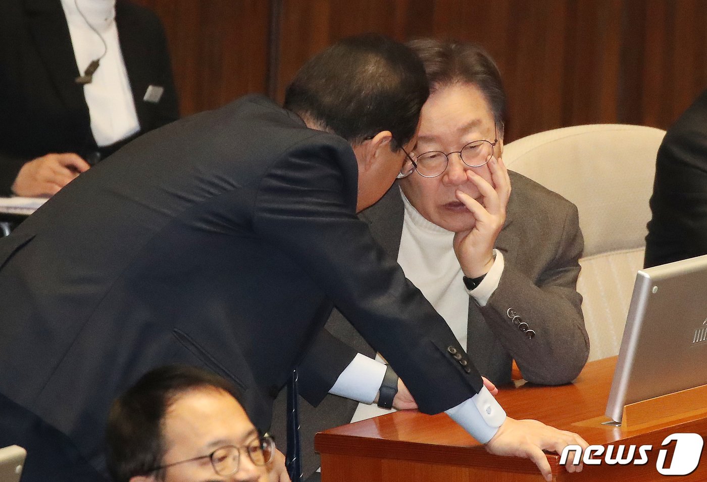 본문 이미지 - 이재명 더불어민주당 대표가 20일 오전 서울 여의도 국회에서 열린 제413회 국회(임시회) 제2차 본회의에서 '민주개혁진보 선거연합 추진단' 단장인 박홍근 의원과 대화를 나누고 있다. 2024.2.20/뉴스1 ⓒ News1 임세영 기자