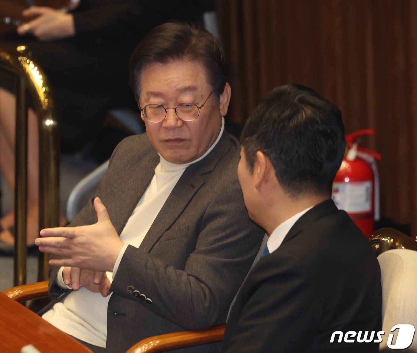 본문 이미지 - 이재명 더불어민주당 대표가 20일 서울 여의도 국회 본회의장에서 열린 제413회 국회(임시회) 제2차 본회의에서 정청래 최고위원과 대화를 하고 있다. 2024.2.20/뉴스1 ⓒ News1 송원영 기자
