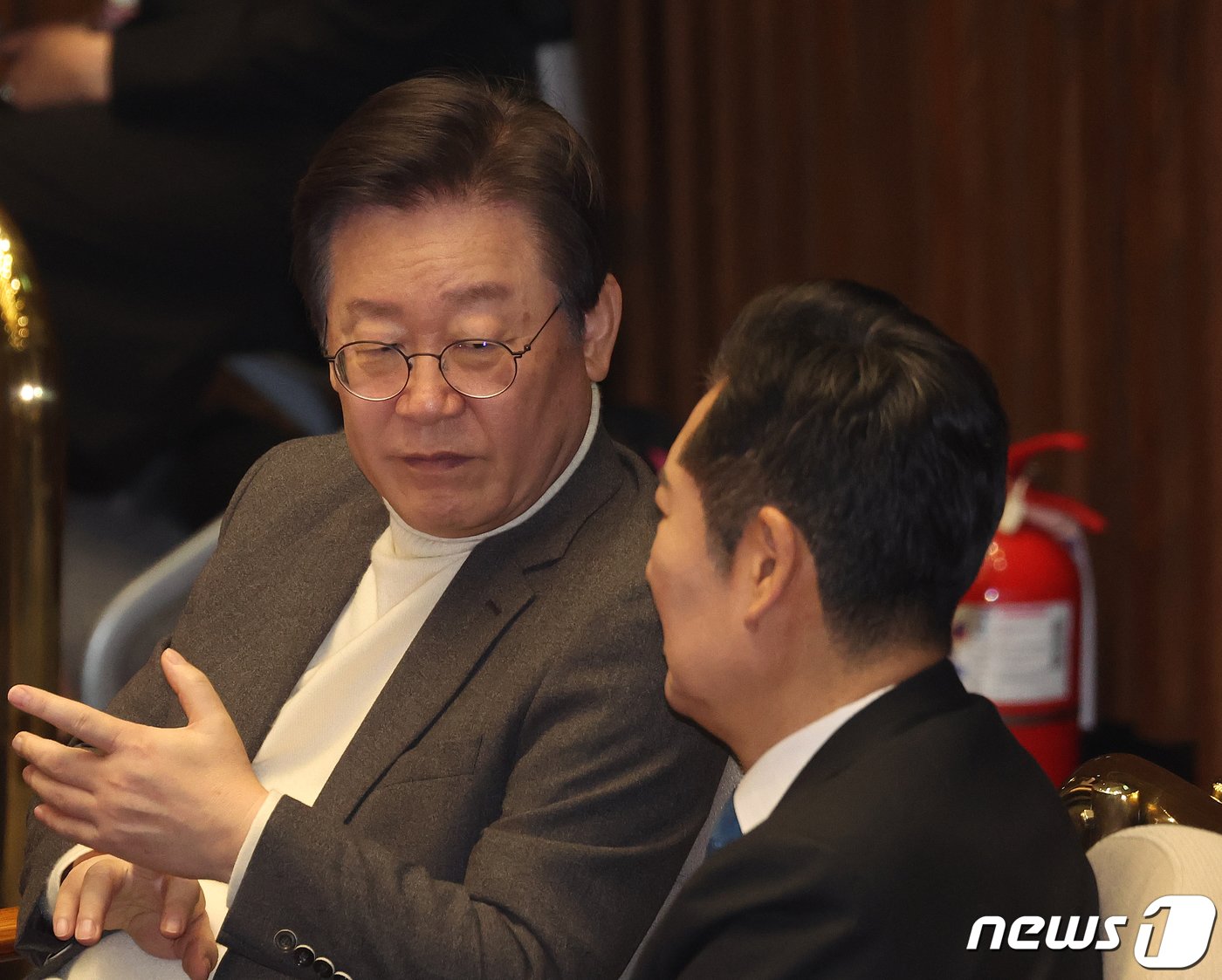 본문 이미지 - 이재명 더불어민주당 대표가 20일 서울 여의도 국회 본회의장에서 열린 제413회 국회(임시회) 제2차 본회의에서 정청래 최고위원과 대화를 하고 있다. 2024.2.20/뉴스1 ⓒ News1 송원영 기자