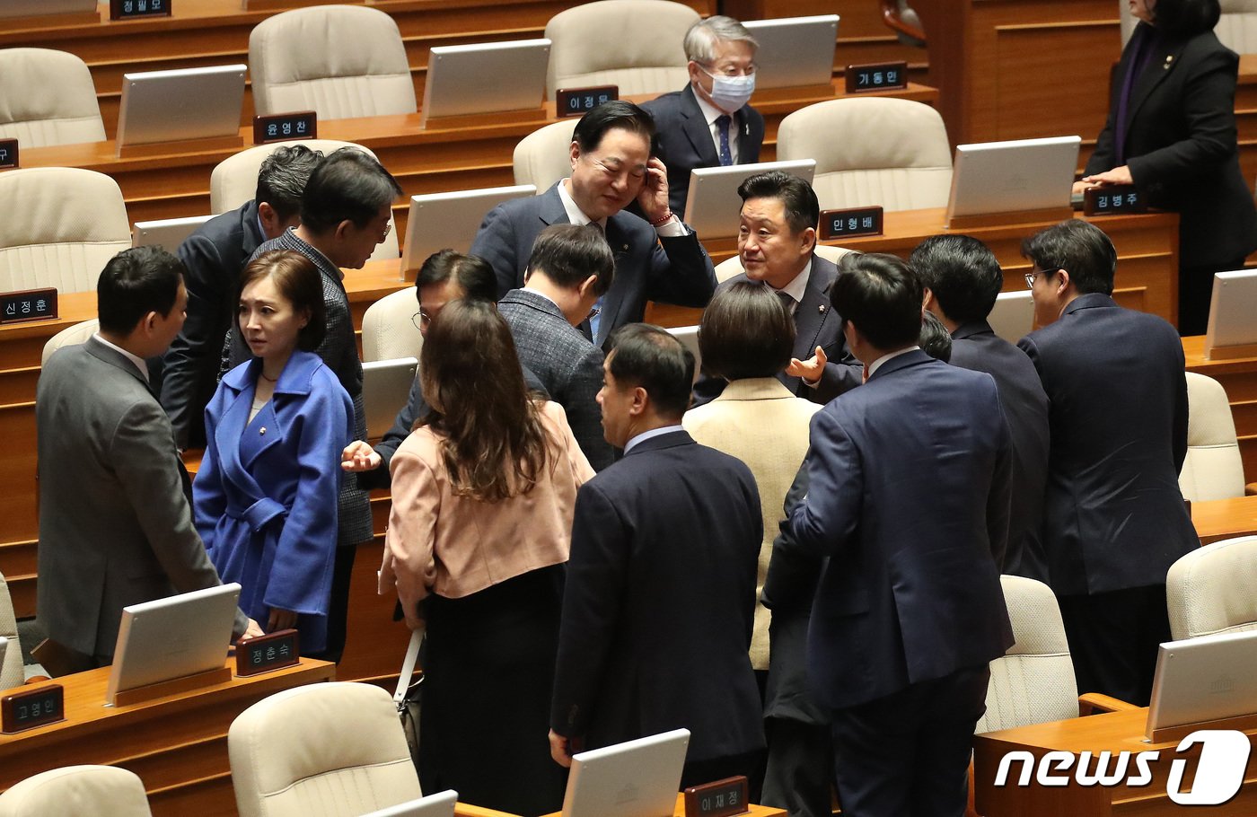 본문 이미지 - 더불어민주당 의원들이 20일 서울 여의도 국회 본회의장에서 열린 제413회 국회(임시회) 제2차 본회의에서 대화를 나누고 있다. 2024.2.20/뉴스1 ⓒ News1 임세영 기자