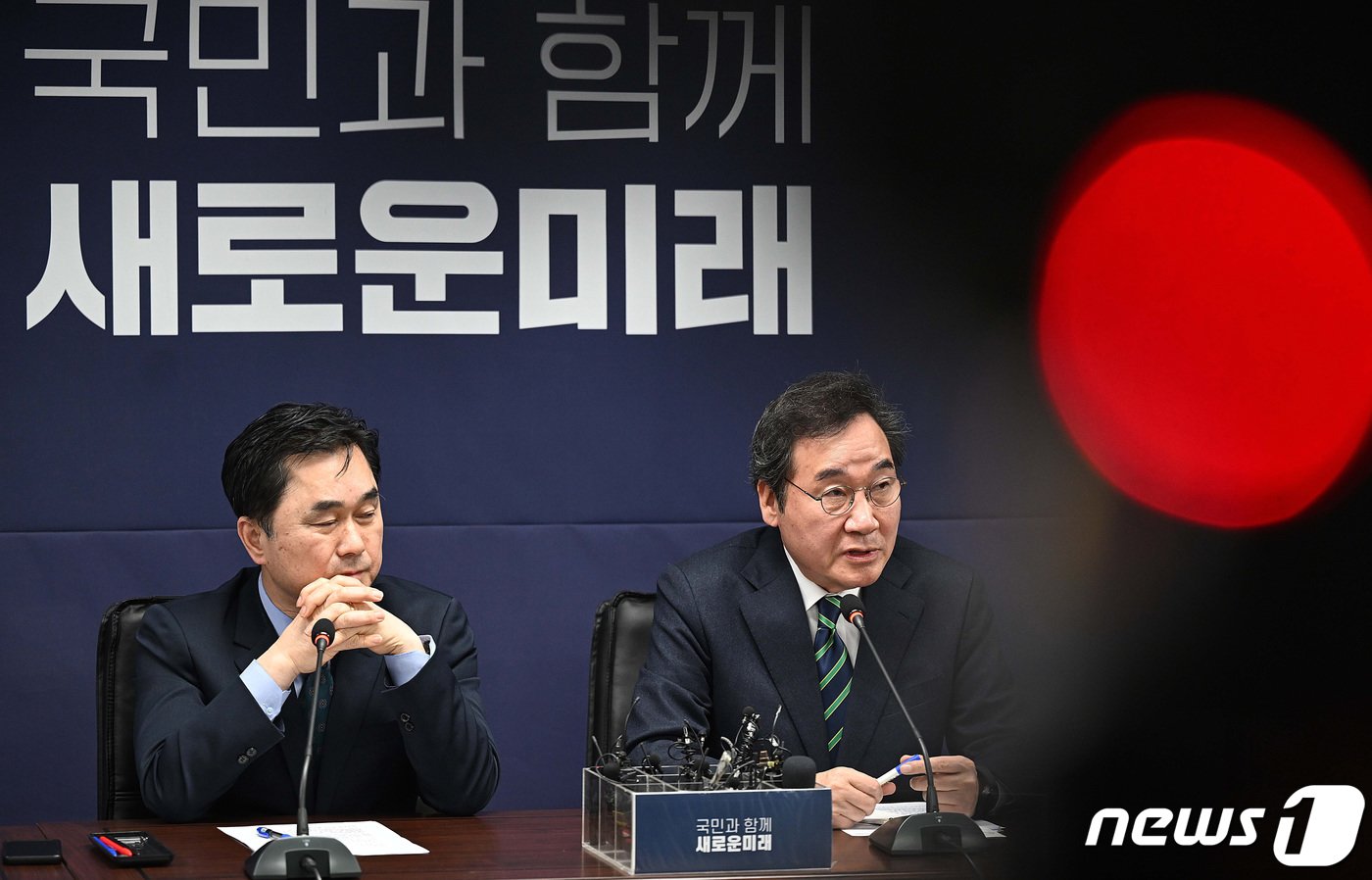본문 이미지 - 새로운미래 이낙연(오른쪽), 김종민 공동대표가 20일 오전 서울 여의도 당사에서 기자회견을 열고, 개혁신당과의 결별 관련 입장을 밝히고 있다. (공동취재) 2024.2.20/뉴스1 ⓒ News1 구윤성 기자