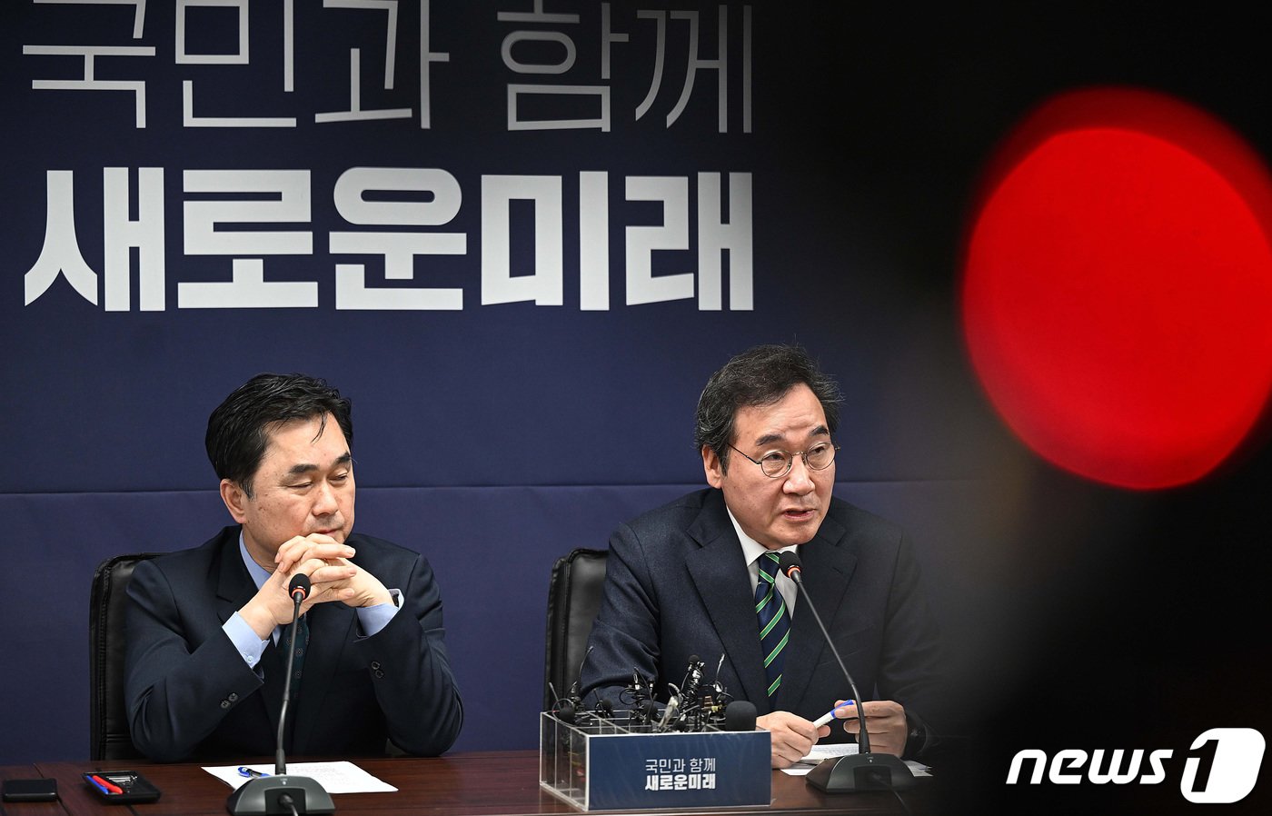 새로운미래 이낙연&#40;오른쪽&#41;, 김종민 공동대표가 20일 오전 서울 여의도 당사에서 기자회견을 열고, 개혁신당과의 결별 관련 입장을 밝히고 있다. &#40;공동취재&#41; 2024.2.20/뉴스1 ⓒ News1 구윤성 기자