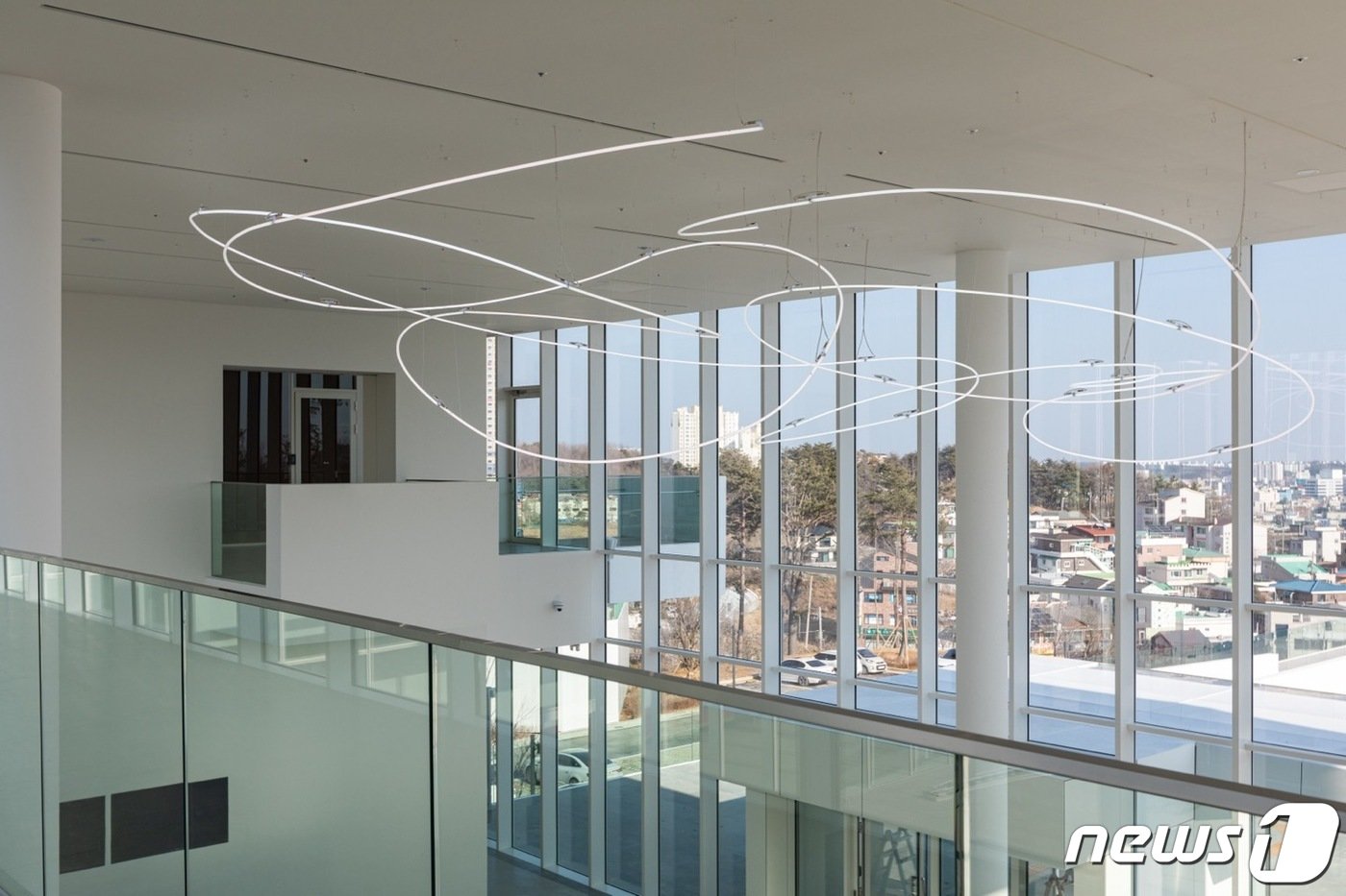 본문 이미지 - 루치오 폰타나, 제9회 밀라노 트리엔날레를 위한 네온 구조, 1951년작 재현. 솔올미술관 제공.