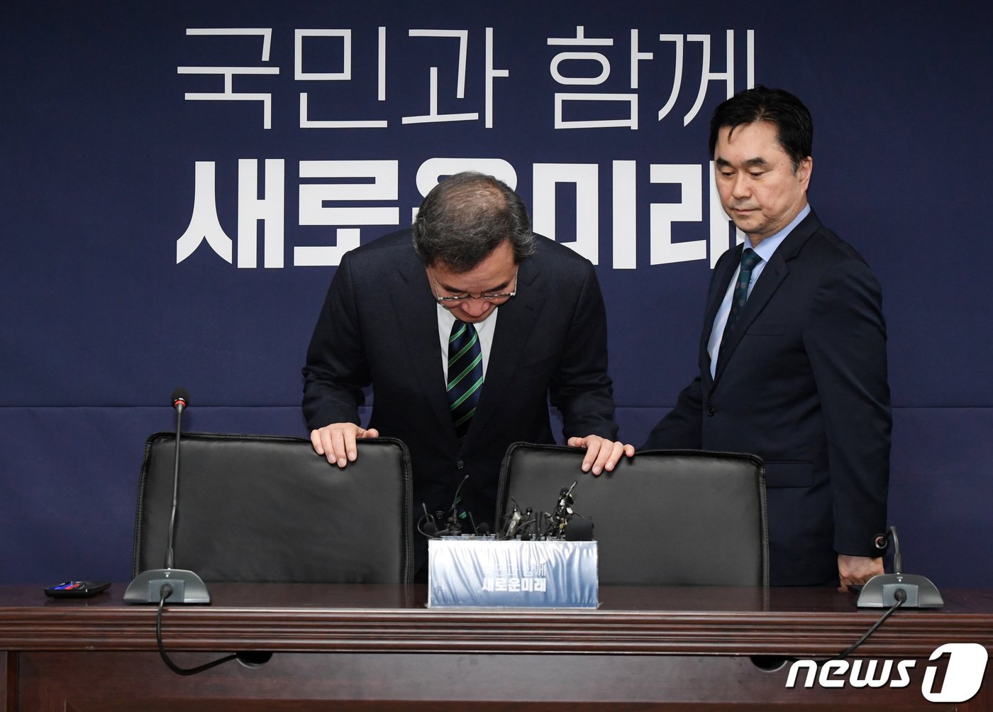 본문 이미지 - 새로운미래 이낙연(왼쪽), 김종민 공동대표가 20일 오전 서울 여의도 당사에서 열린 개혁신당과의 결별 관련 입장 발표 기자회견에 참석하며 인사하고 있다. 2024.2.20 ⓒ News1 구윤성 기자