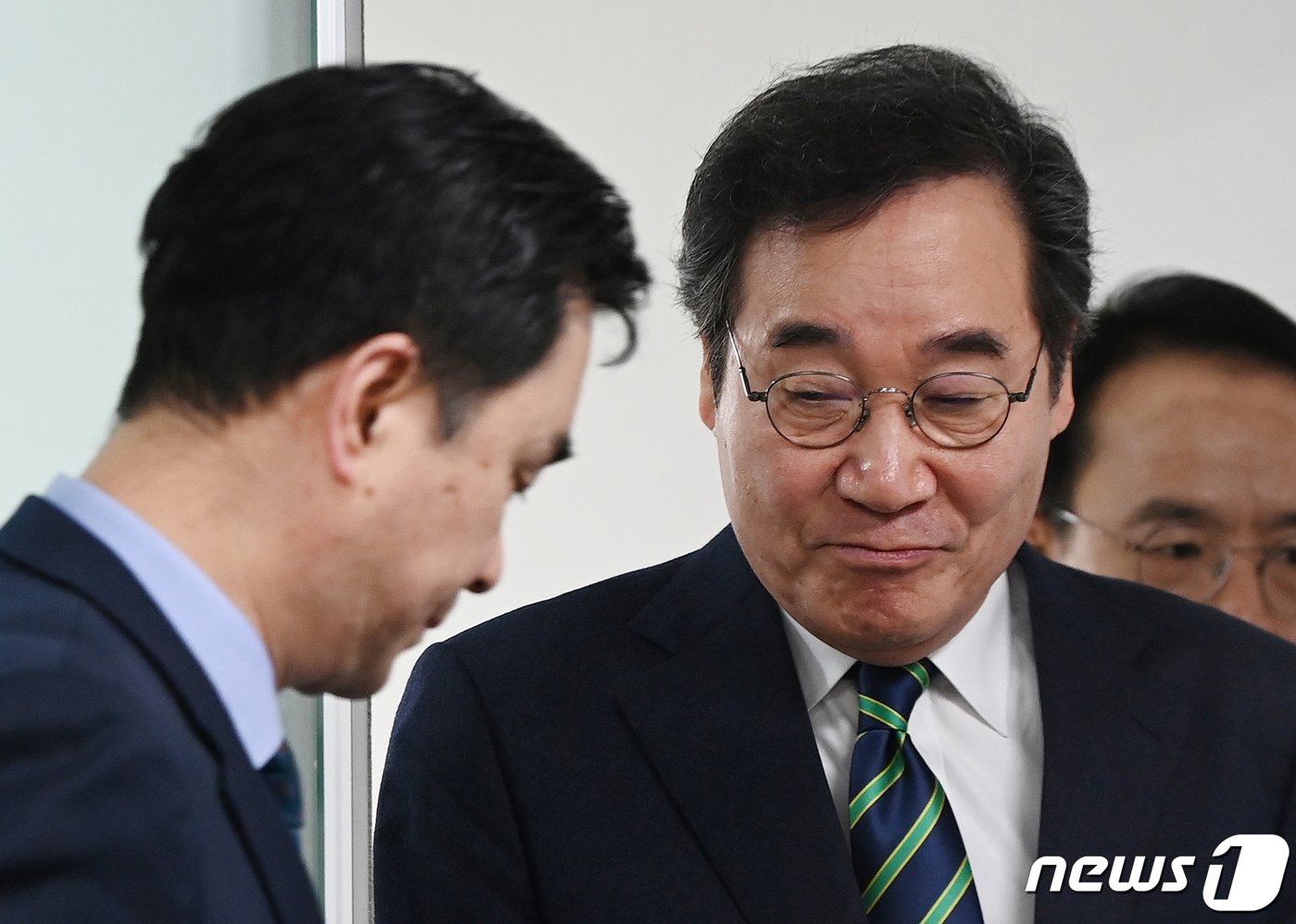 본문 이미지 - 새로운미래 이낙연(오른쪽), 김종민 공동대표가 20일 오전 서울 여의도 당사에서 열린 개혁신당과의 결별 관련 입장 발표 기자회견을 마치고 퇴장하고 있다. (공동취재) 2024.2.20/뉴스1 ⓒ News1 구윤성 기자