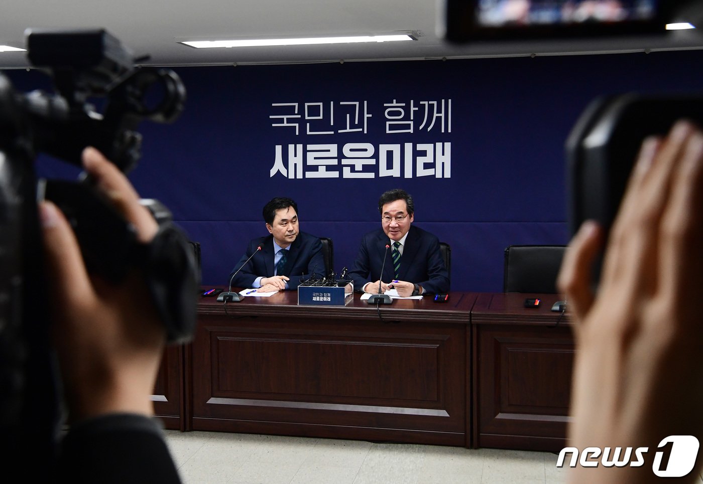 본문 이미지 - 새로운미래 이낙연(오른쪽), 김종민 공동대표가 20일 오전 서울 여의도 당사에서 기자회견을 열고, 개혁신당과의 결별 관련 입장을 밝히고 있다. (공동취재) 2024.2.20/뉴스1 ⓒ News1 구윤성 기자