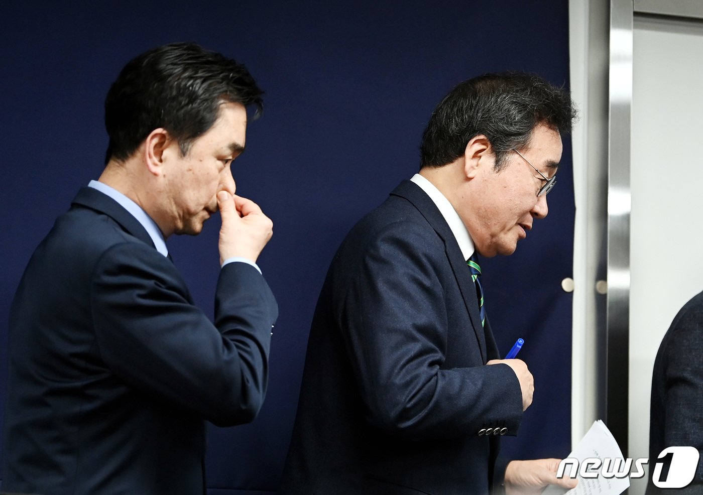 본문 이미지 - 새로운미래 이낙연(오른쪽), 김종민 공동대표가 20일 오전 서울 여의도 당사에서 열린 개혁신당과의 결별 관련 입장 발표 기자회견을 마치고 퇴장하고 있다. (공동취재) 2024.2.20/뉴스1 ⓒ News1 구윤성 기자