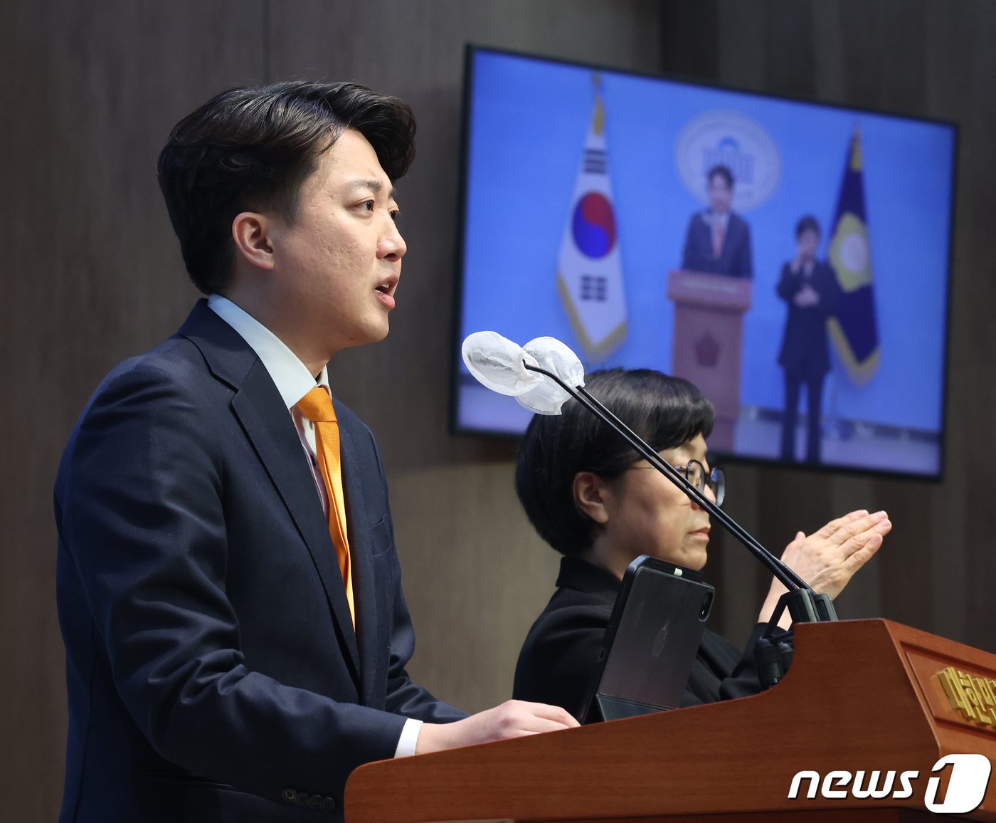 본문 이미지 - 이준석 개혁신당 공동대표가 20일 서울 여의도 국회 소통관에서 열린 이낙연 공동대표의 합당 철회 선언 관련 기자회견에서 입장을 밝히고 있다. 2024.2.20/뉴스1 ⓒ News1 송원영 기자