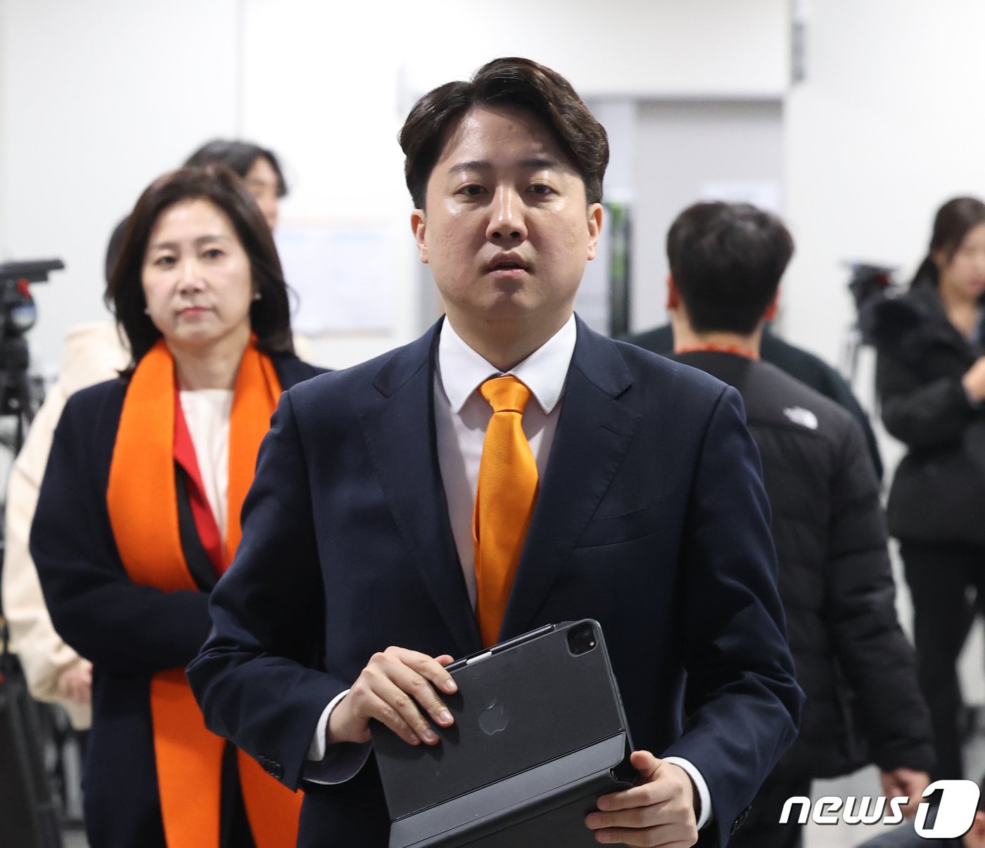 본문 이미지 - 이준석 개혁신당 공동대표가 20일 서울 여의도 국회 소통관에서 열린 이낙연 공동대표의 합당 철회 선언 관련 기자회견에 입장하고 있다. 2024.2.20/뉴스1 ⓒ News1 송원영 기자