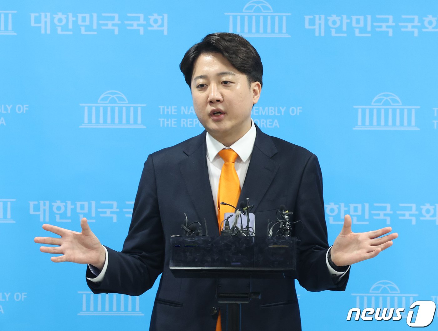 본문 이미지 - 이준석 개혁신당 공동대표가 20일 서울 여의도 국회 소통관에서 열린 이낙연 공동대표의 합당 철회 선언 관련 기자회견을 마치고 취재진의 질문을 받고 있다. 2024.2.20/뉴스1 ⓒ News1 송원영 기자