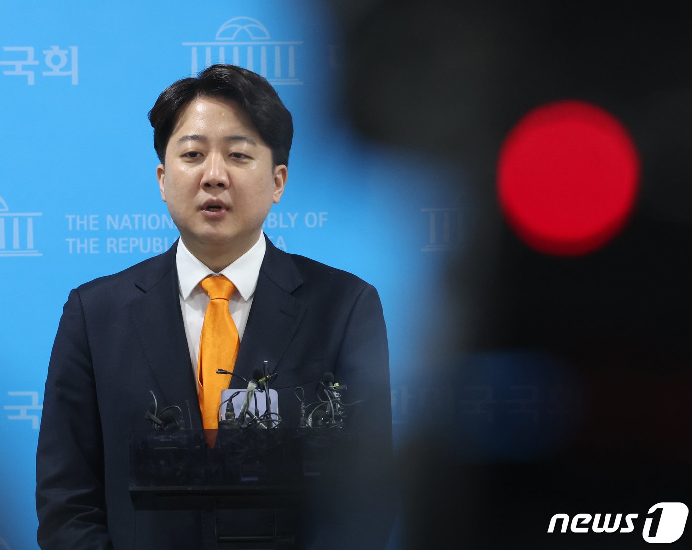 본문 이미지 - 이준석 개혁신당 공동대표가 20일 서울 여의도 국회 소통관에서 열린 이낙연 공동대표의 합당 철회 선언 관련 기자회견을 마치고 취재진의 질문을 받고 있다. 2024.2.20/뉴스1 ⓒ News1 송원영 기자