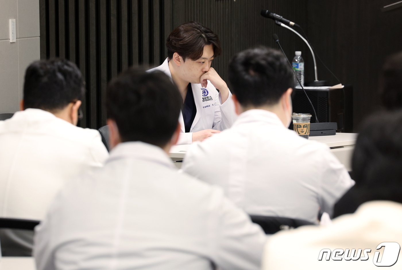 본문 이미지 - 대한전공의협의회 박단 회장과 각 병원 전공의 대표 및 대의원들이 20일 낮 서울 용산구 대한의사협회 대강당에서 2024년도 긴급 임시대의원총회를 하고 있다. 2024.2.20/뉴스1 ⓒ News1 박정호 기자