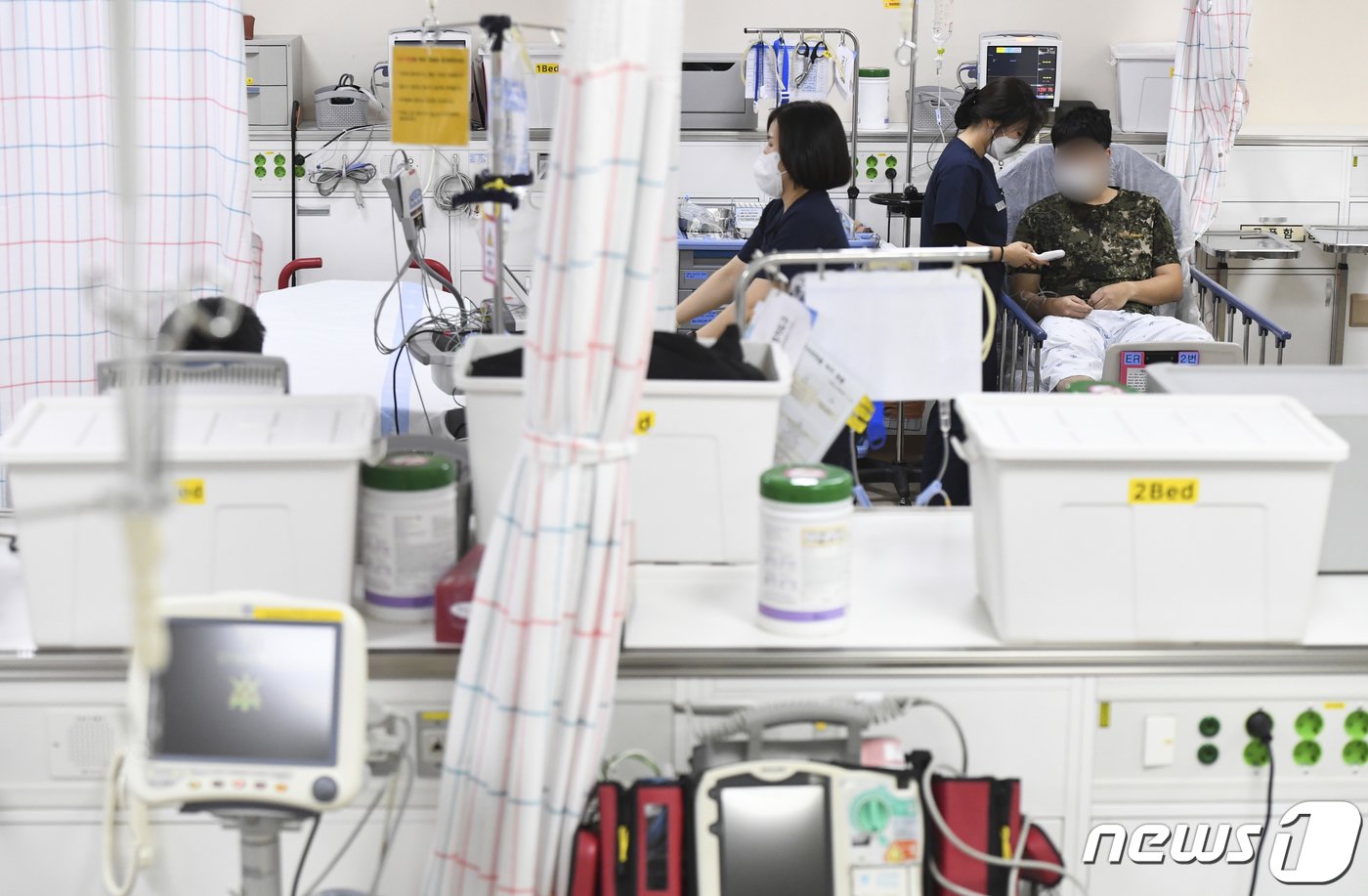 본문 이미지 - 20일 오전 경기도 성남시 국군수도병원에서 의료진들이 분주히 움직이고 있다. 군 당국은 정부의 의대 정원 확대 방침에 반발한 의료계의 집단행동으로 발생하는 의료공백 사태에 대응하기 위해 군 의료체계를 민간에 개방했다. 2024.2.20/뉴스1 ⓒ News1 사진공동취재단