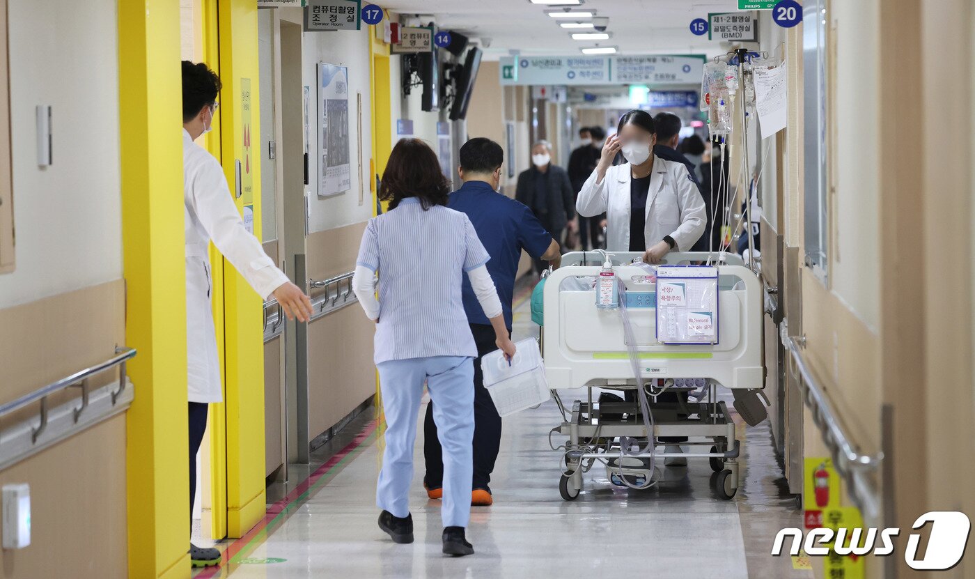 본문 이미지 - 정부의 의대 정원 확대에 반발하는 전공의들의 사직 행렬이 이어지는 20일 광주 동구 조선대병원에서 의료진들이 환자를 돌보고 있다. 2024.2.20/뉴스1 ⓒ News1 김태성 기자