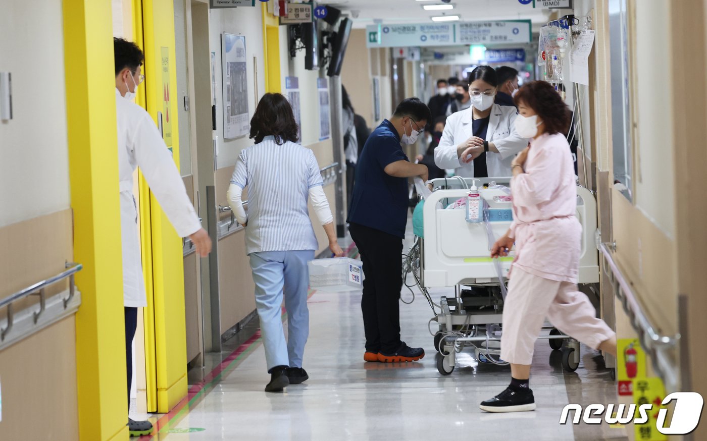 본문 이미지 - 정부의 의대 정원 확대에 반발하는 전공의들의 사직 행렬이 잇따른 가운데 20일 광주 동구 조선대병원에서 의료진들이 환자를 돌보고 있다. 2024.2.20/뉴스1 ⓒ News1 김태성 기자