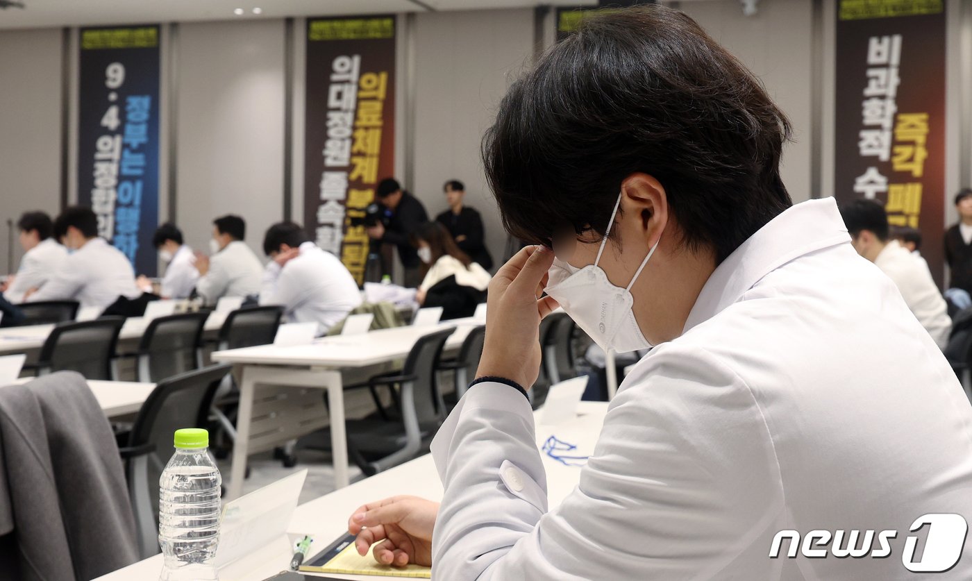 본문 이미지 - 대한전공의협의회 박단 회장과 각 병원 전공의 대표 및 대의원들이 20일 낮 서울 용산구 대한의사협회 대강당에서 2024년도 긴급 임시대의원총회를 하고 있다. 2024.2.20/뉴스1 ⓒ News1 박정호 기자