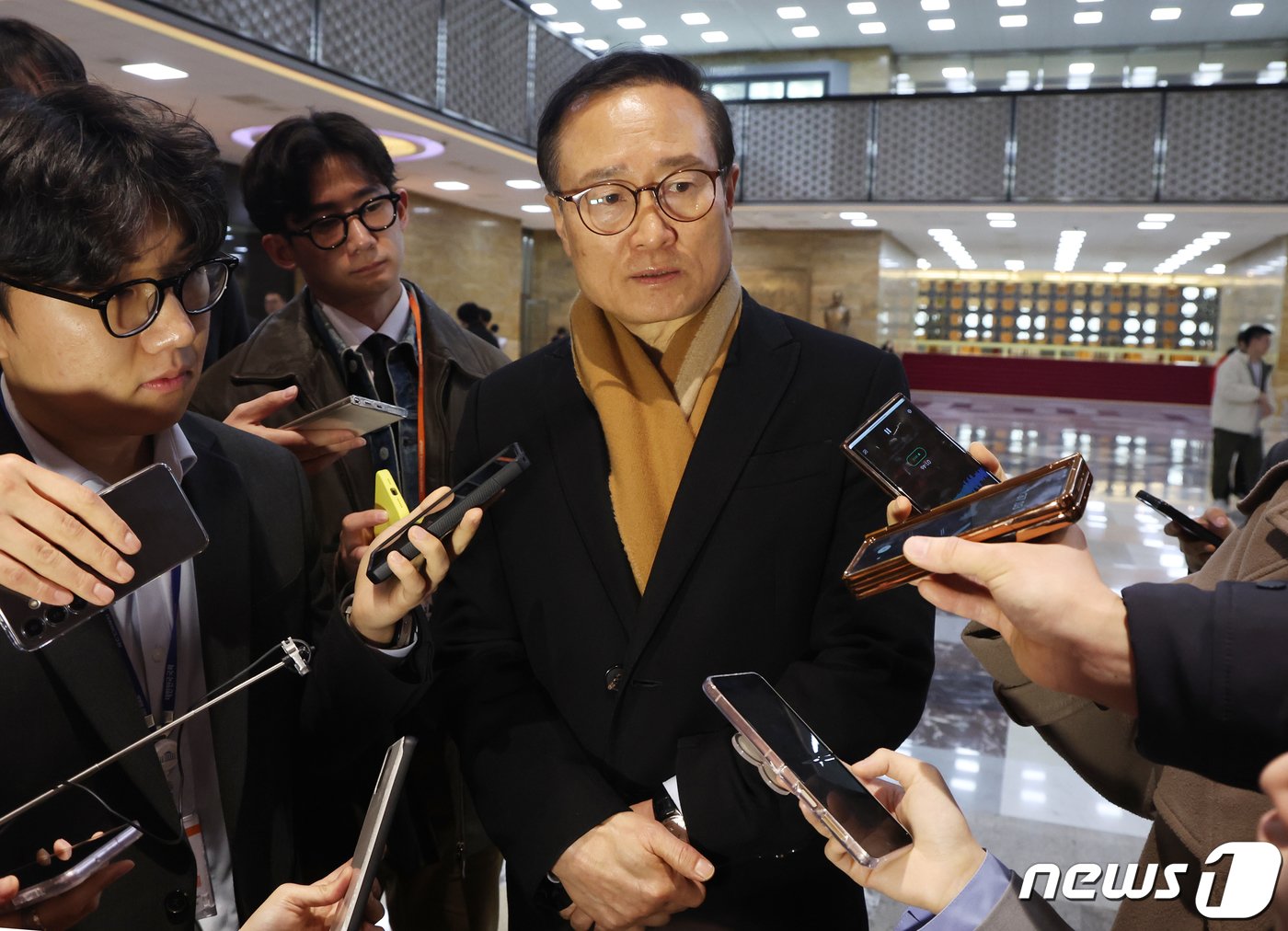 본문 이미지 - 홍영표 더불어민주당 의원이 20일 서울 여의도 국회 로텐더홀에서 공천 여론조사 등과 관련 취재진의 질문을 받고 있다. 2024.2.20/뉴스1 ⓒ News1 송원영 기자
