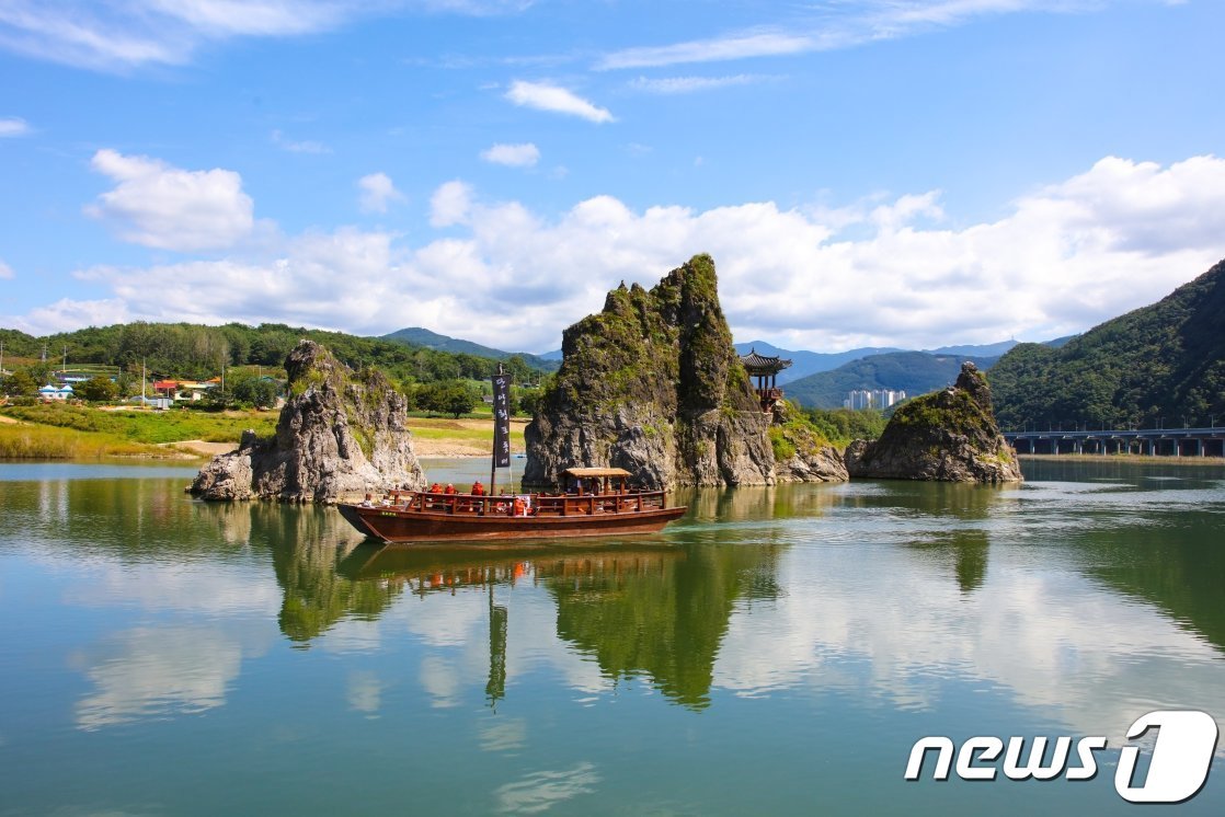 충북 단양군이 도전장을 낸 &#39;유네스코 세계지질공원 인증&#39; 후보지에 포함된 도담삼봉.&#40;단양군 제공&#41;2024.2.20/뉴스1