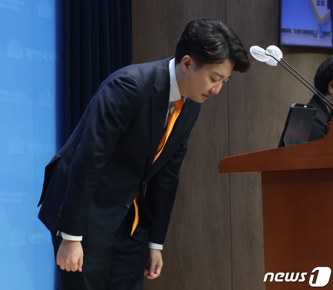 본문 이미지 - 이준석 개혁신당 공동대표가 20일 서울 여의도 국회 소통관에서 열린 이낙연 공동대표의 합당 철회 선언 관련 기자회견을 마치고 인사를 하고 있다. 2024.2.20/뉴스1 ⓒ News1 송원영 기자