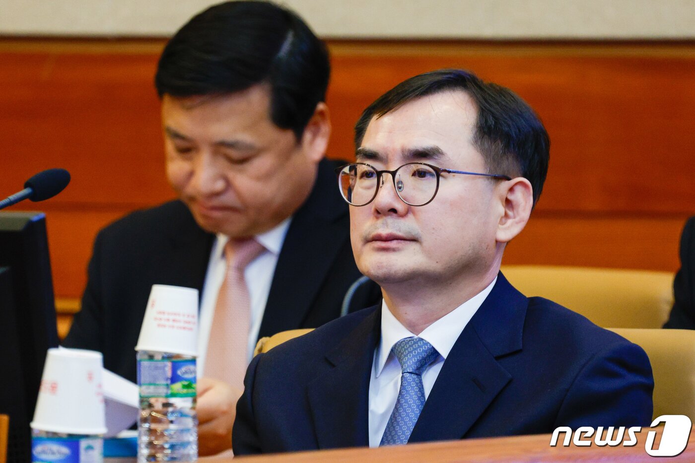 본문 이미지 - &#39;서울시 공무원 간첩조작 사건&#39; 피해자 유우성 씨를 보복 기소했다는 이유로 탄핵소추된 안동완 부산지검 2차장검사가 20일 서울 종로구 헌법재판소에서 열린 첫 변론기일에 자리하고 있다. 2024.2.20/뉴스1 ⓒ News1 안은나 기자