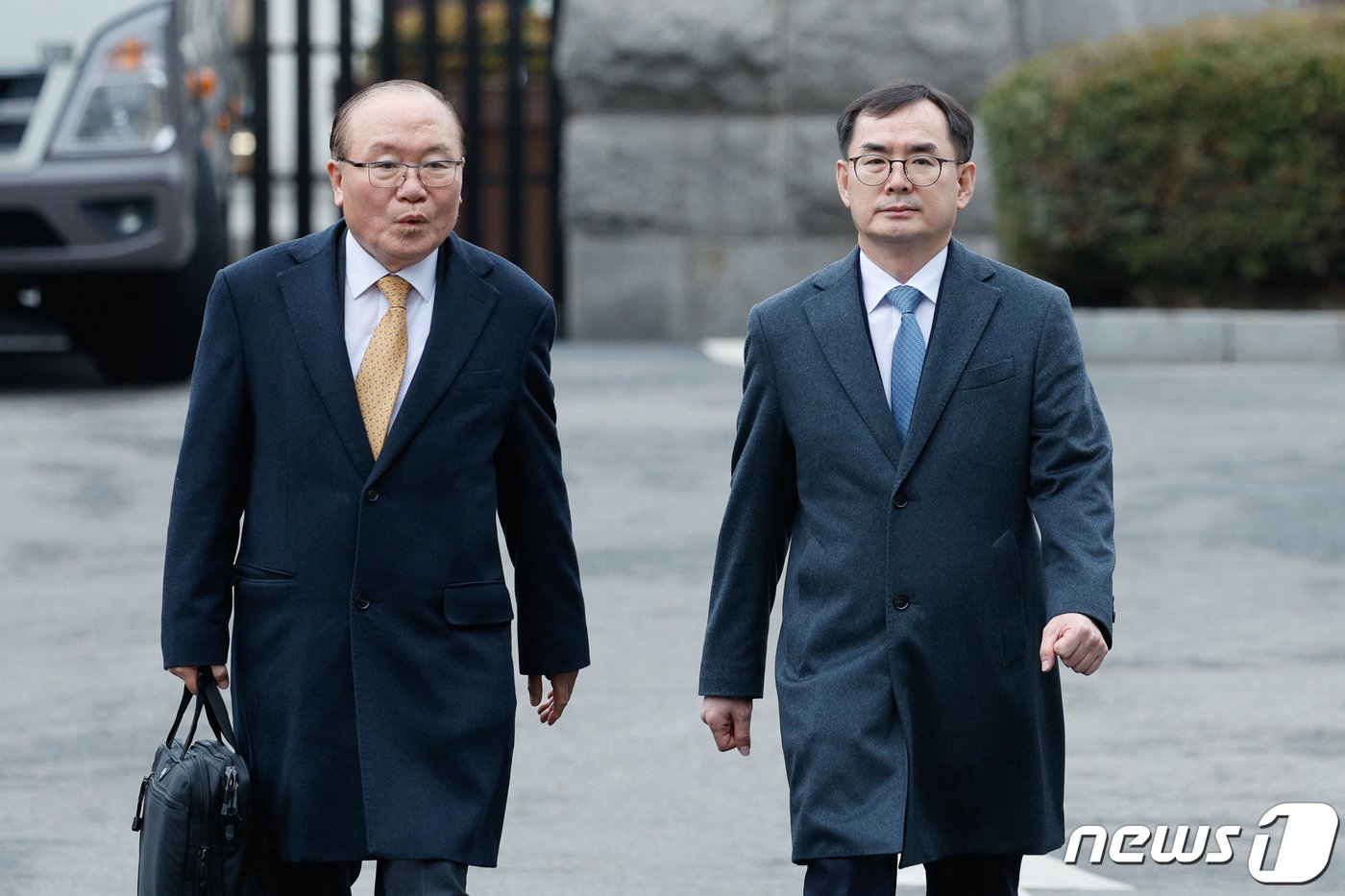 본문 이미지 - '서울시 공무원 간첩조작 사건' 피해자 유우성 씨를 보복 기소했다는 이유로 탄핵소추된 안동완 부산지검 2차장검사(오른쪽)와 전 헌법재판관인 이동흡 변호사가 지난 2월 20일 서울 종로구 헌법재판소에서 열린 탄핵심판 첫 변론기일에 출석하고 있다. 2024.2.20/뉴스1 ⓒ News1 안은나 기자