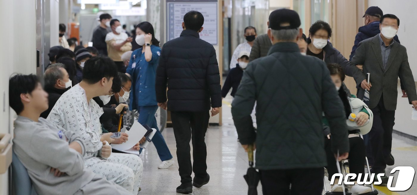본문 이미지 - 정부의 의대정원 확대에 반발해 전공의들이 집단 사직으로 근무를 중단한 20일 전북 전주시 전북대학교 병원 진료실 앞이 환자들로 북적이고 있다. 2024.2.20/뉴스1 ⓒ News1 유경석 기자