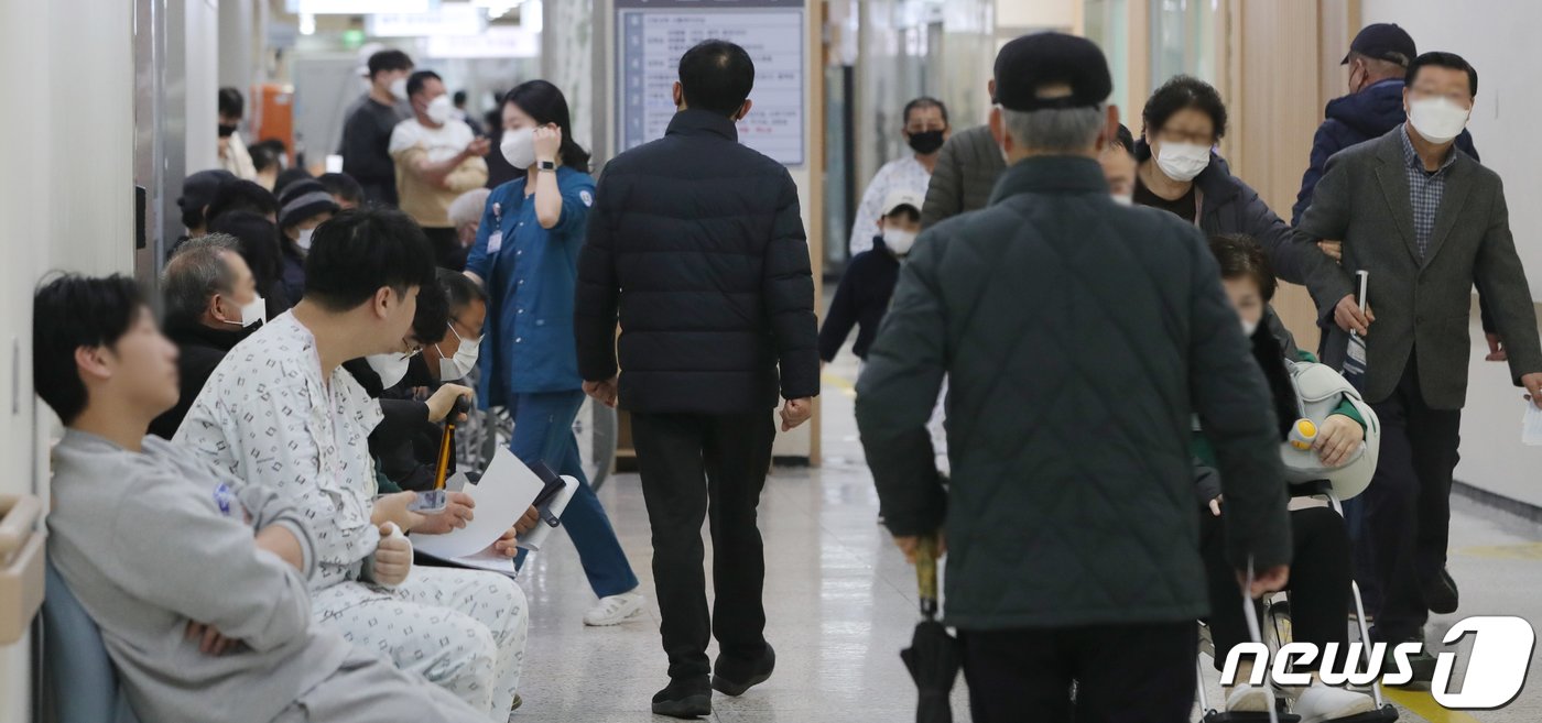 정부의 의대정원 확대에 반발해 전공의들이 집단 사직으로 근무를 중단한 20일 전북 전주시 전북대학교 병원 진료실 앞이 환자들로 북적이고 있다. 2024.2.20/뉴스1 ⓒ News1 유경석 기자