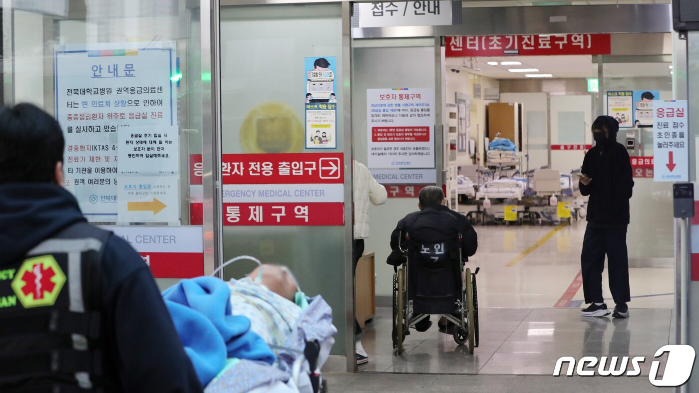 본문 이미지 - 정부의 의대정원 확대에 반발해 전공의들이 집단 사직으로 근무를 중단한 20일 전북 전주시 전북대학교 병원 권역응급의료센터에서 환자들이 진료를 위해 응급실로 향하고 있다. 2024.2.20/뉴스1 ⓒ News1 유경석 기자