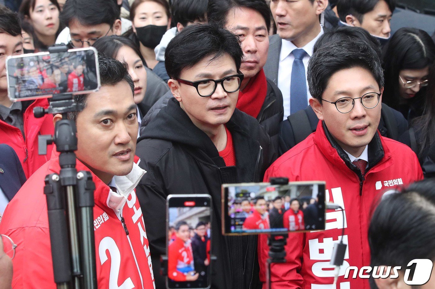 한동훈 국민의힘 비상대책위원장이 20일 오후 서울 광진구 화양동 자율방범대 초소 앞에서 열린 &#39;시민이 안전한 대한민국&#39; 현장 공약 발표 행사장으로 이동하고 있다. 2024.2.20/뉴스1 ⓒ News1 임세영 기자