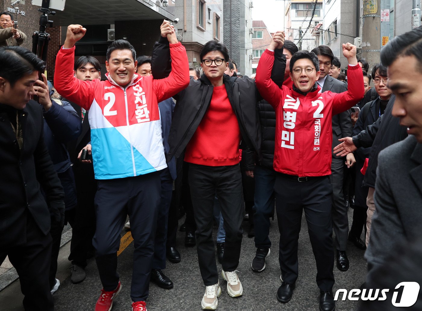 한동훈 국민의힘 비상대책위원장이 20일 오후 서울 광진구 화양동 자율방범대 초소 앞에서 열리는 &#39;시민이 안전한 대한민국&#39; 현장 공약 발표 행사에 앞서 오신환 광진을 후보&#40;왼쪽&#41;, 김병민 광진갑 후보와 손을 들어올리고 있다. &#40;공동취재&#41; 2024.2.20/뉴스1 ⓒ News1 임세영 기자