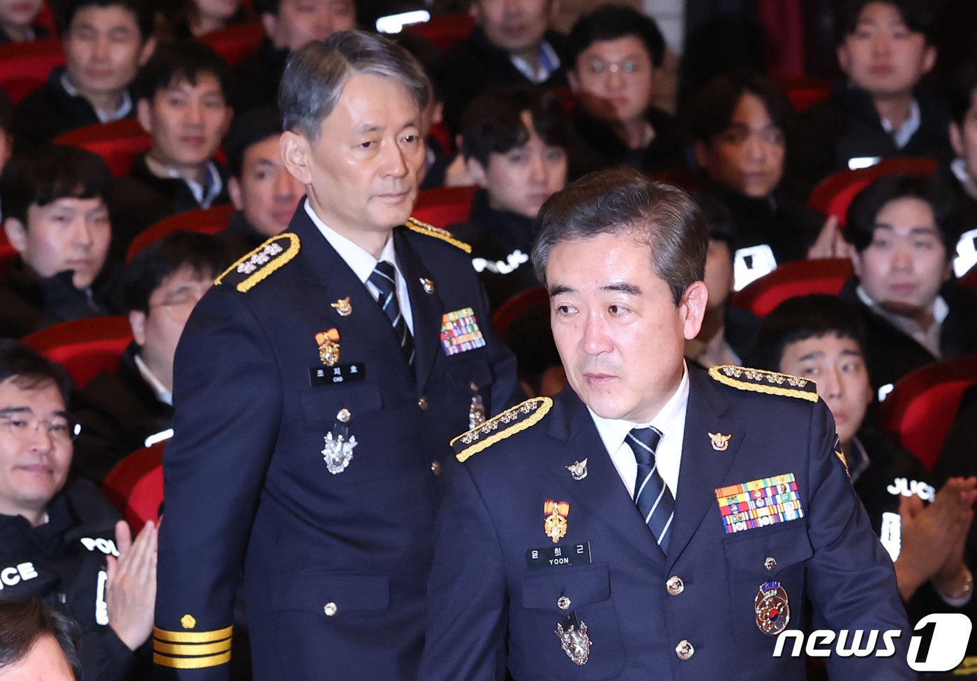 본문 이미지 - 윤희근 경찰청장이 20일 오후 서울 종로구 서울경찰청에서 열린 2024년 기동순찰대·형사기동대 합동 발대식에서 조지호 서울경찰청장과 입장하고 있다. 2024.2.20/뉴스1 ⓒ News1 김민지 기자
