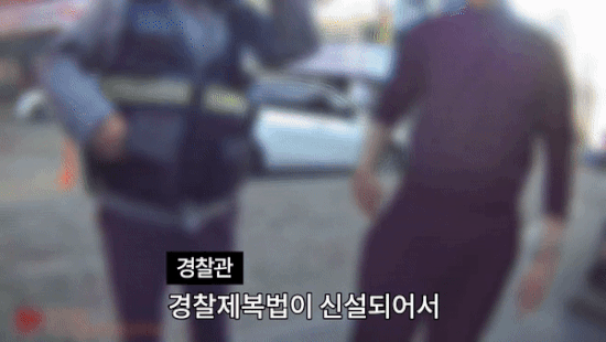 본문 이미지 - 재미로 수갑을 찬 남성이 법률 위반으로 검거됐다. 경찰청 유튜브 갈무리