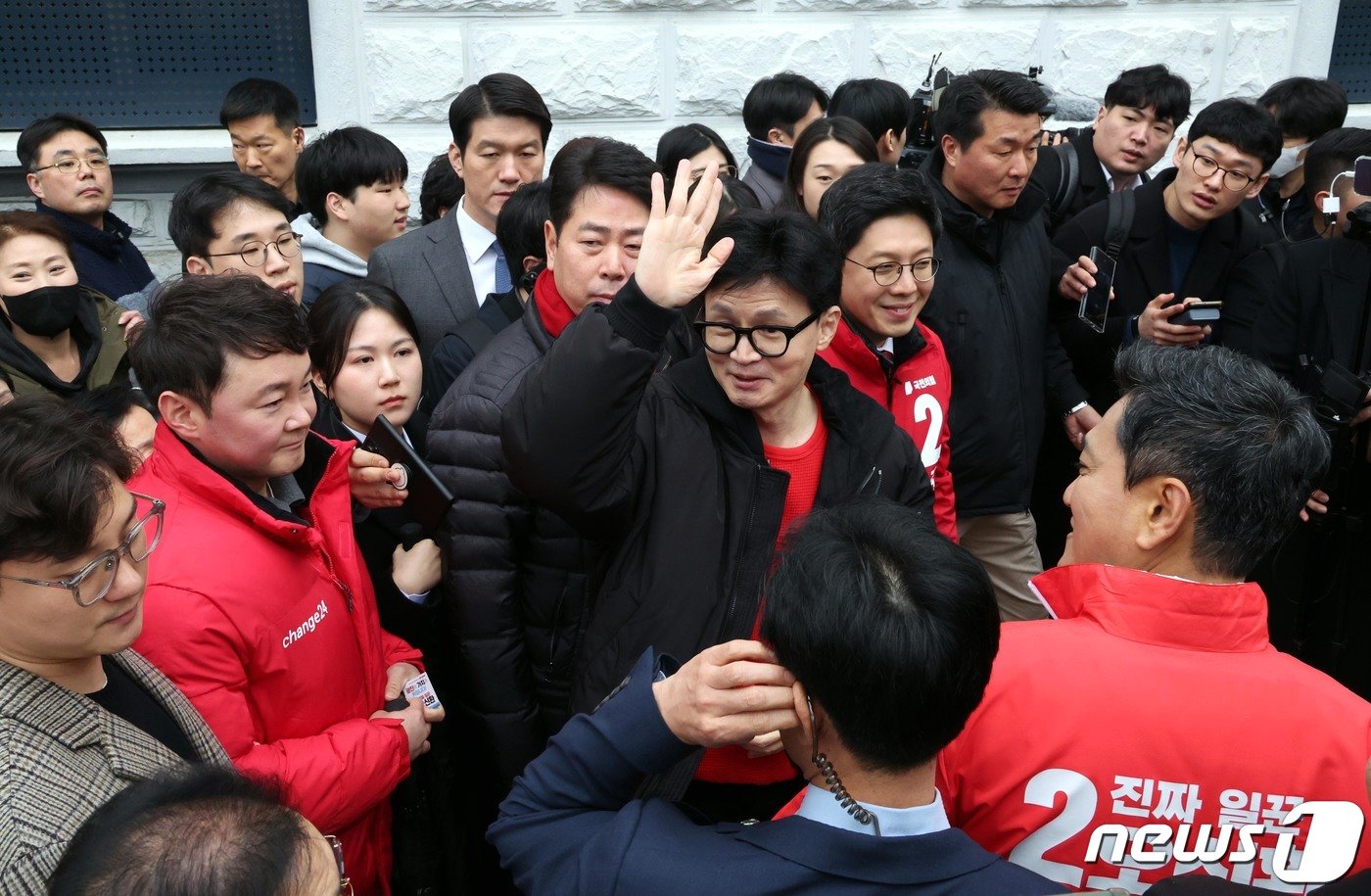 한동훈 국민의힘 비상대책위원장이 20일 오후 서울 광진구 화양동에서 &#39;시민이 안전한 대한민국&#39; 현장 공약 발표를 하기 위해 이동하며 지지자들에게 손 인사를 하고 있다. &#40;공동취재&#41; 2024.2.20/뉴스1 ⓒ News1 임세영 기자