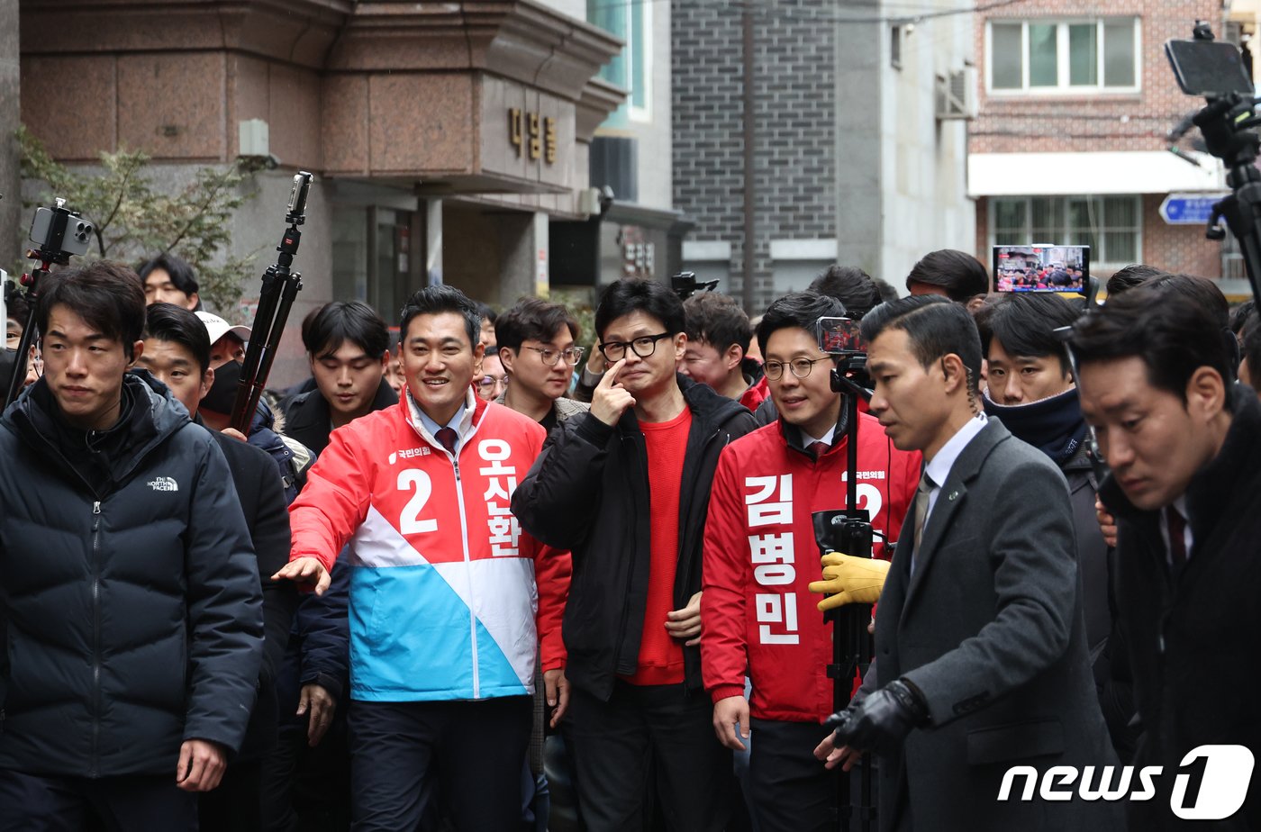 한동훈 국민의힘 비상대책위원장이 20일 오후 서울 광진구 화양동 자율방범대 초소 앞에서 열리는 &#39;시민이 안전한 대한민국&#39; 현장 공약 발표 행사에 앞서 오신환 광진을 후보&#40;왼쪽&#41;, 김병민 광진갑 후보와 함께 이동하고 있다. &#40;공동취재&#41; 2024.2.20/뉴스1 ⓒ News1 임세영 기자