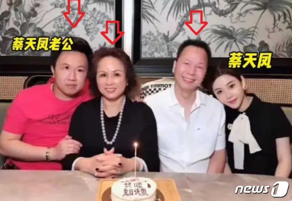 본문 이미지 -  애비 초치 전 남편과 시부모. 왼쪽부터 전 남편 알렉스 꿩, 시어머니 리루이샹, 시아버지 꿩카우, 애비 초이. &#40;SNS 갈무리&#41; 