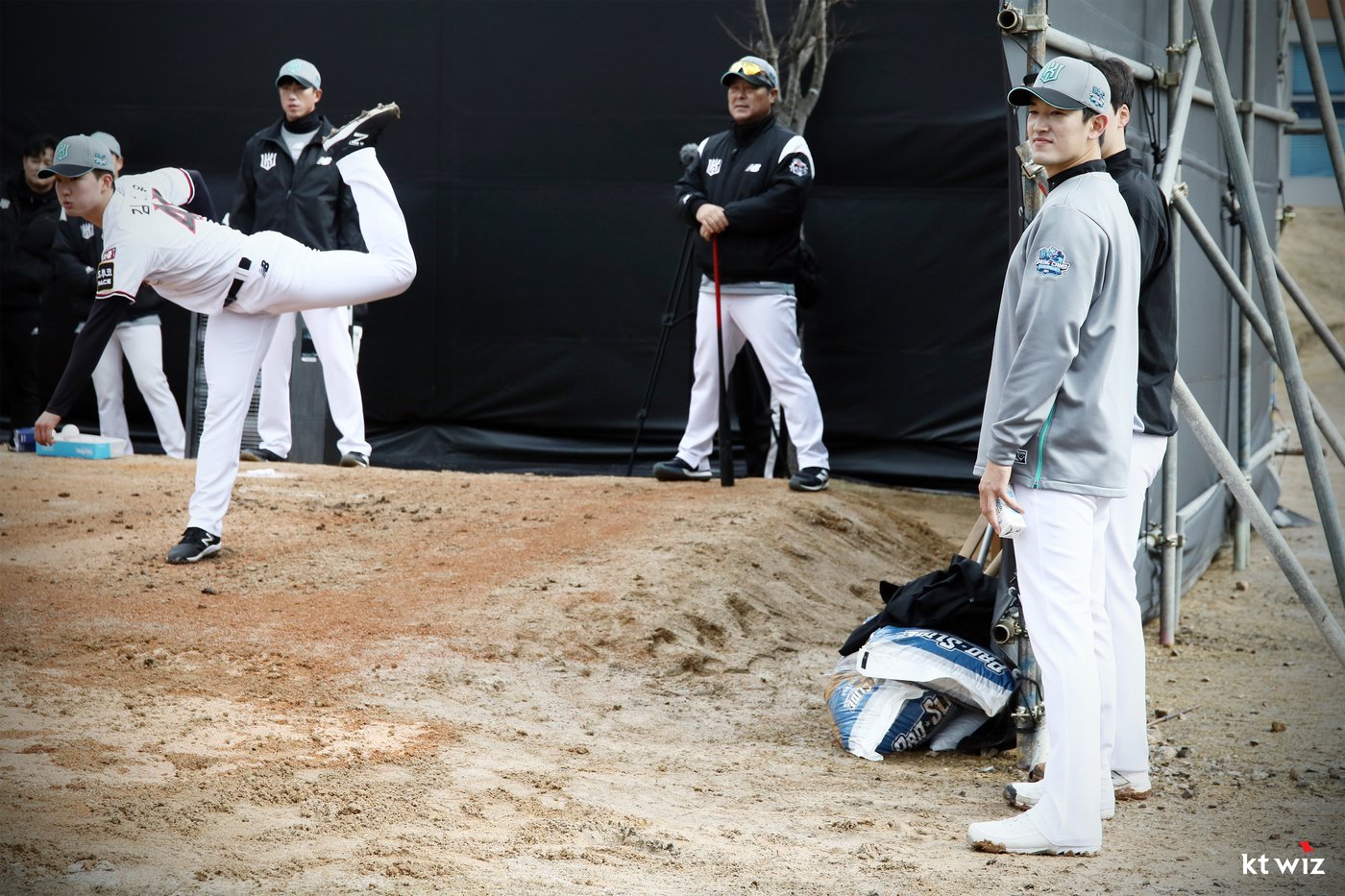 본문 이미지 - KT 위즈 투수 김건웅의 투구를 지켜보는 고영표(오른쪽). (KT 제공)
