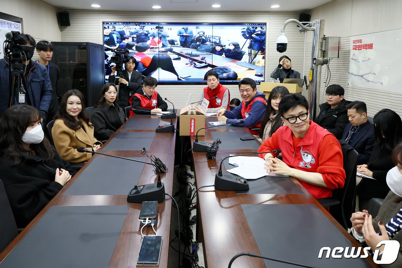 한동훈 국민의힘 비상대책위원장이 20일 서울 광진구 CCTV 관제센터에서 열린 &#39;시민이 안전한 대한민국&#39; 공약발표에서 참석자들과 인사하고 있다. &#40;공동취재&#41; 2024.2.20/뉴스1 ⓒ News1 임세영 기자