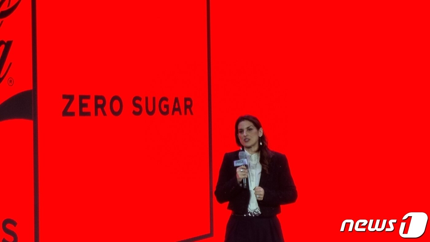 본문 이미지 - 오아나 블라드(Oana Vlad) 코카-콜라 글로벌 전략 시니어 디렉터가 20일 글로벌 한정판 프로젝트인 ‘코카-콜라 제로 한류(K-Wave)’의 전 세계 동시 출시 기념 기자간담회에서 발언을 하고 있다. ⓒ News1 이형진 기자