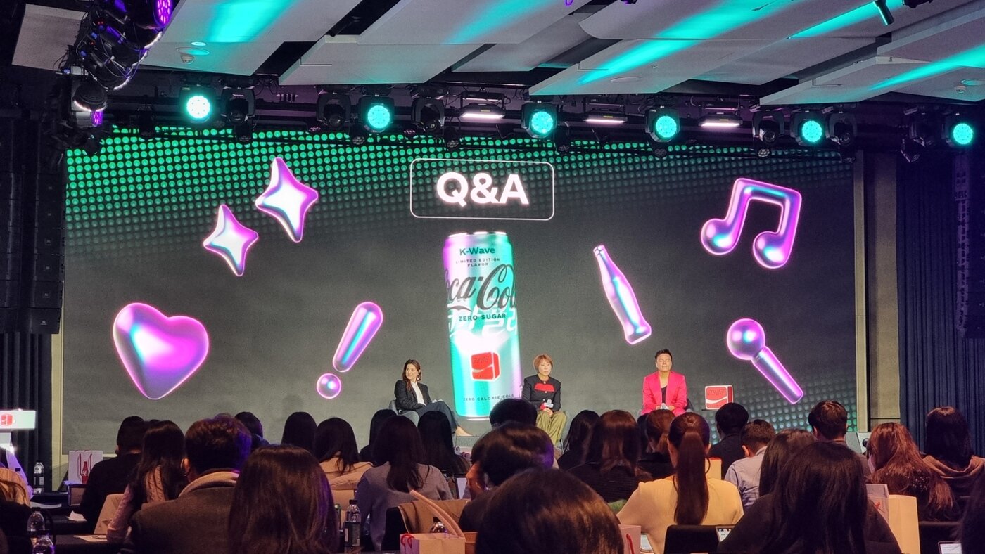 본문 이미지 - (왼쪽부터)오아나 블라드(Oana Vlad) 코카-콜라 글로벌 전략 시니어 디렉터, 권정현 한국·일본 코카-콜라 브랜드 마케팅 리드(상무) 박진영 JYP엔터테인먼트 대표 프로듀서가 20일 ‘코카-콜라 제로 한류(K-Wave)’ 출시 기념 기자간담회에서 질의응답을 하고 있다. ⓒ News1 이형진 기자