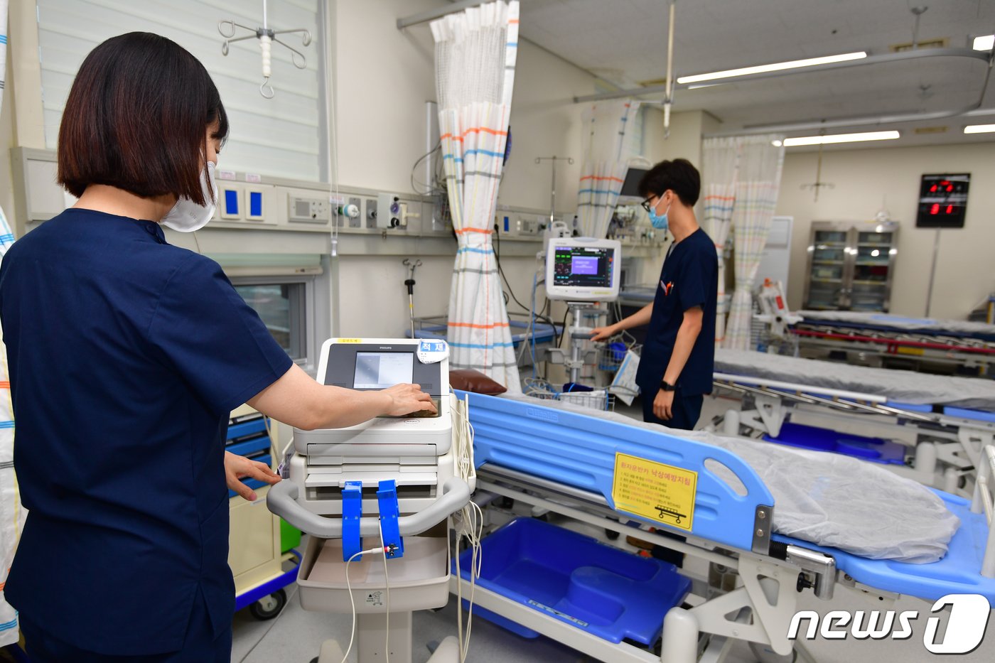 본문 이미지 - 해군포항병원 의료진들이 20일 오후 민간인 진료에 대비해 의료장비를 점검하고 있다.  2024.2.20/뉴스1 ⓒ News1 최창호 기자