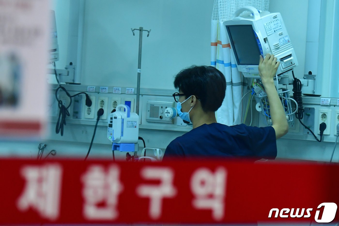 본문 이미지 - 해군포항병원 의료진들이 20일 오후 민간인 진료에 대비해 의료장비를 점검하고 있다. 군 당국은 정부의 의대 정원 확대 방침에 반발한 의료계의 집단행동으로 발생하는 의료공백 사태에 대응하기 위해 군 의료체계를 민간에 개방했다. 2024.2.20/뉴스1 ⓒ News1 최창호 기자