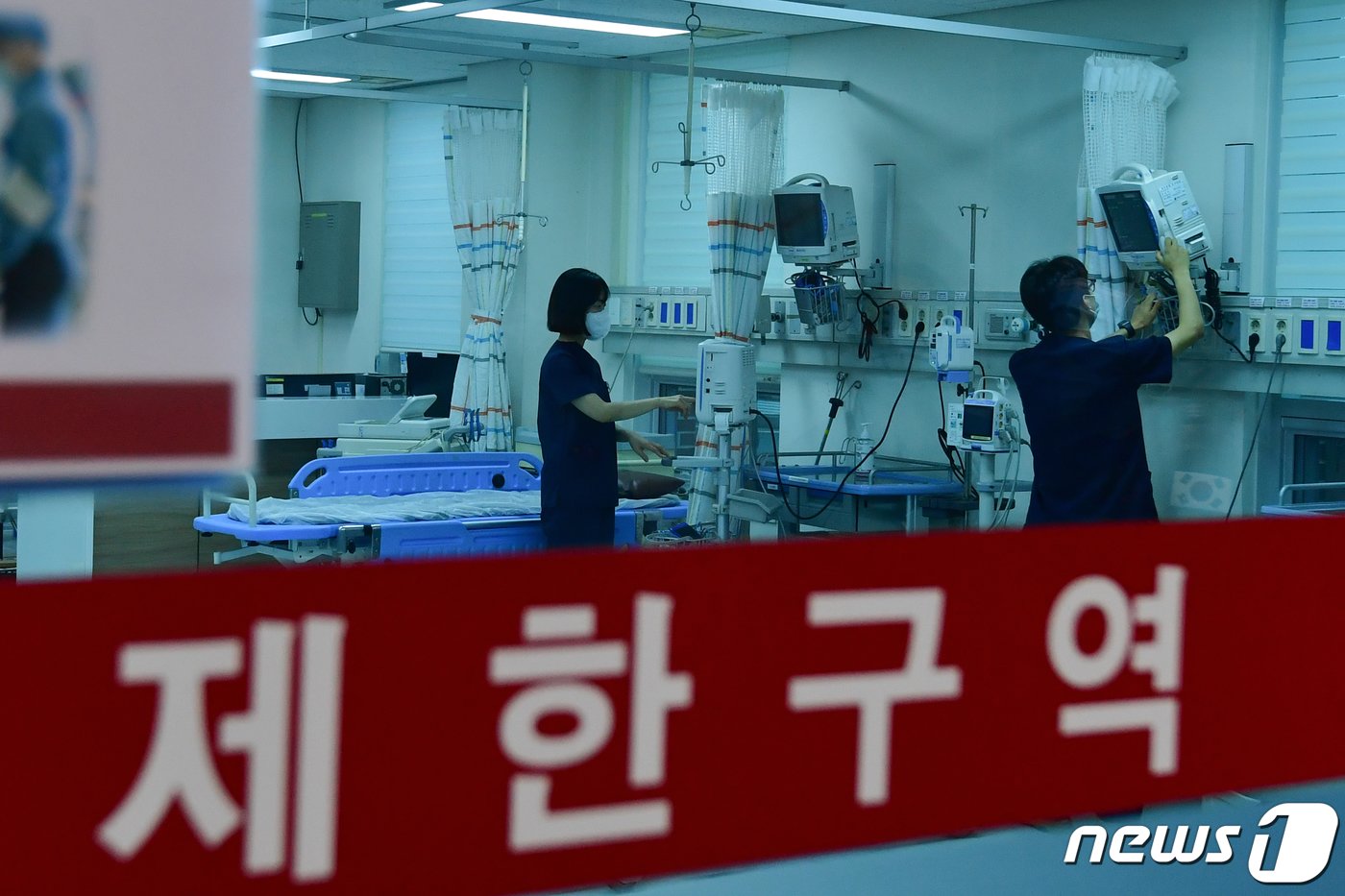 본문 이미지 - 해군포항병원 의료진들이 20일 오후 민간인 진료에 대비해 의료장비를 점검하고 있다. 2024.2.20/뉴스1 ⓒ News1 최창호 기자